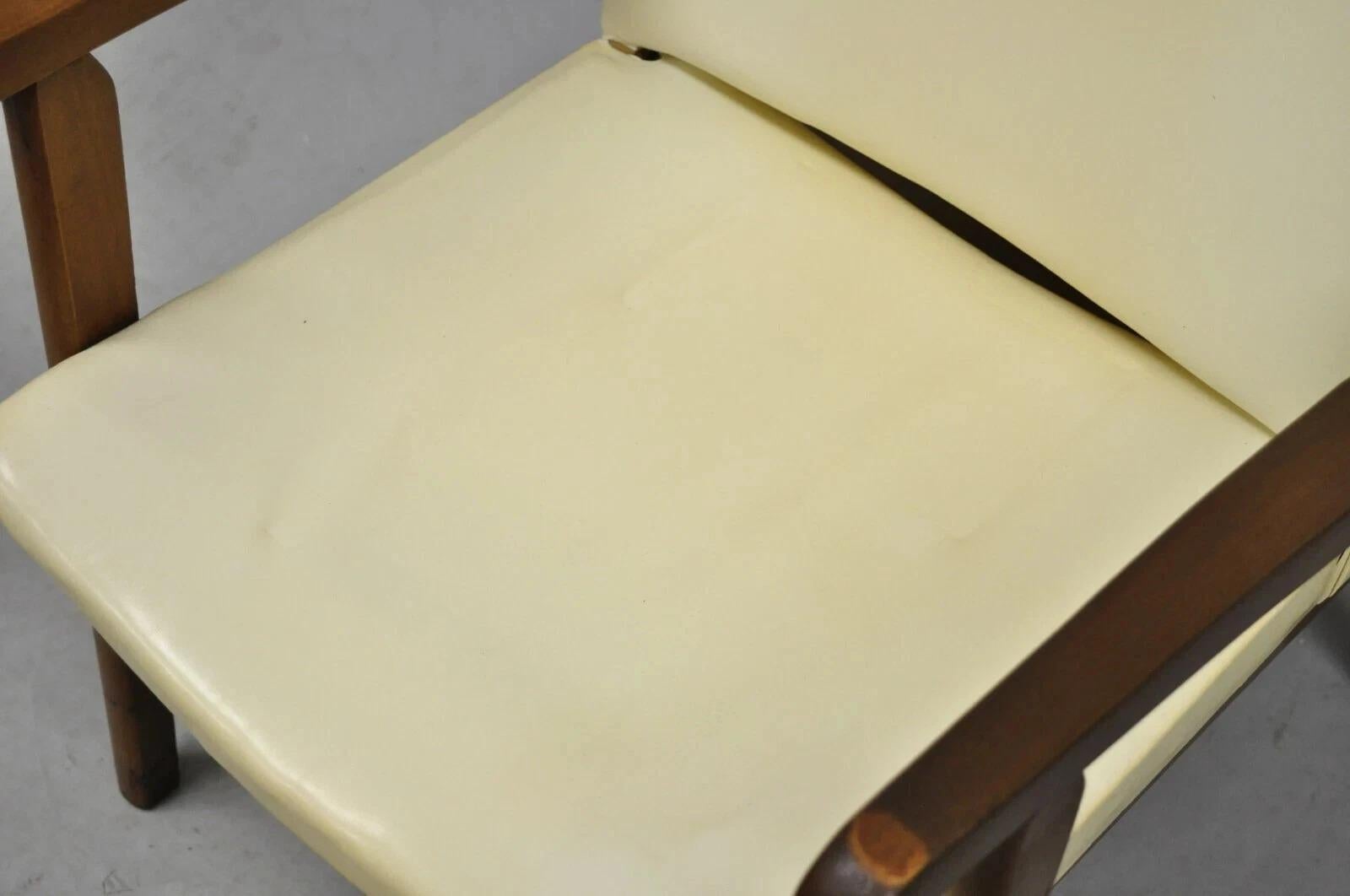 Sillón moderno de mediados de siglo con estructura de madera de nogal y tapizado de vinilo en venta 1