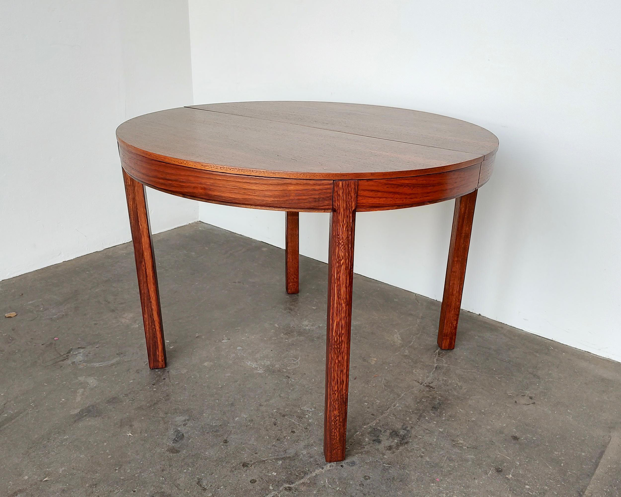 Table de salle à manger extensible ronde à ovale en bois de noyer The Moderns 1960s en vente 4