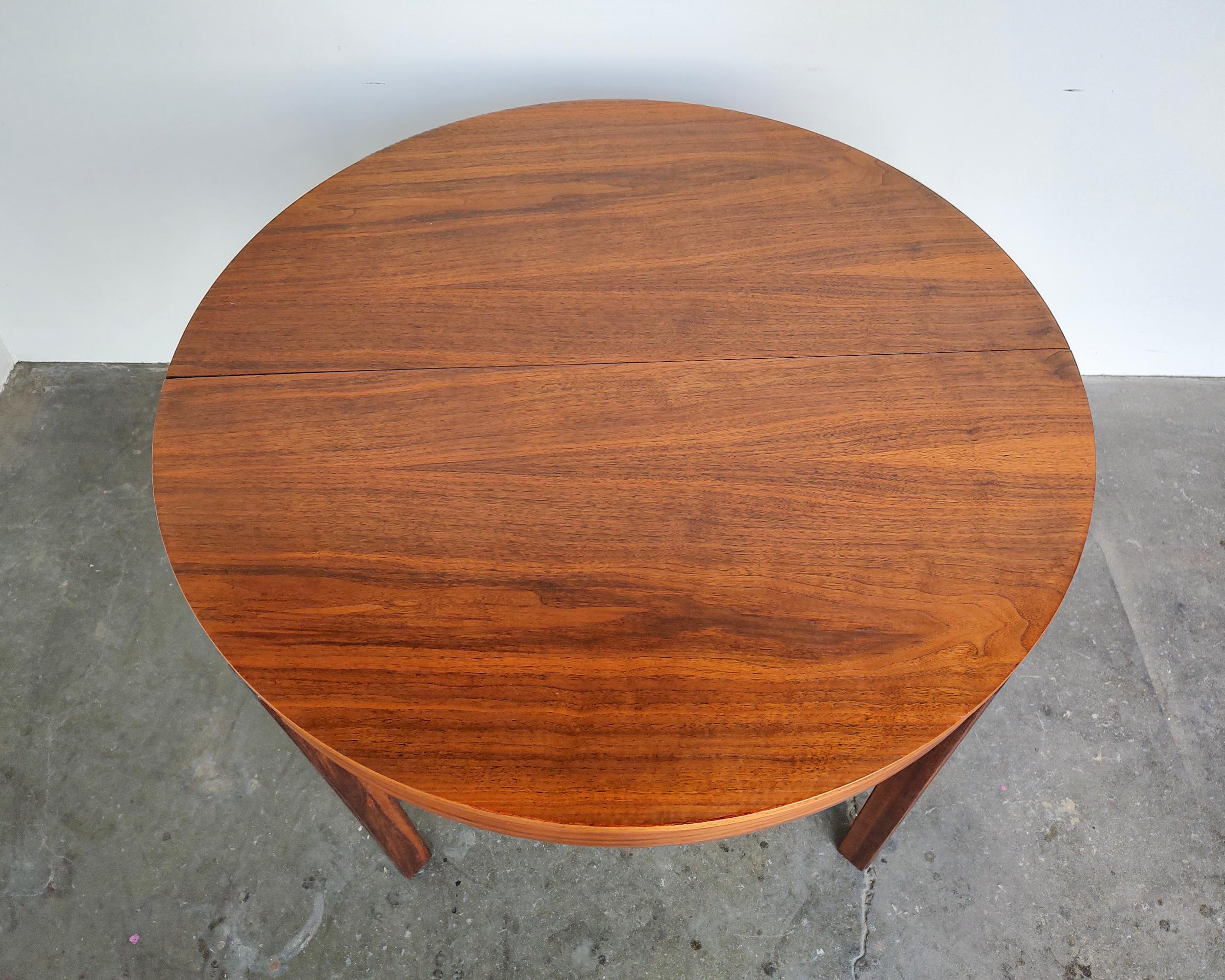 Mid-Century Modern Walnut Wood Round to Oval Expanding Dining Table 1960s For Sale 7