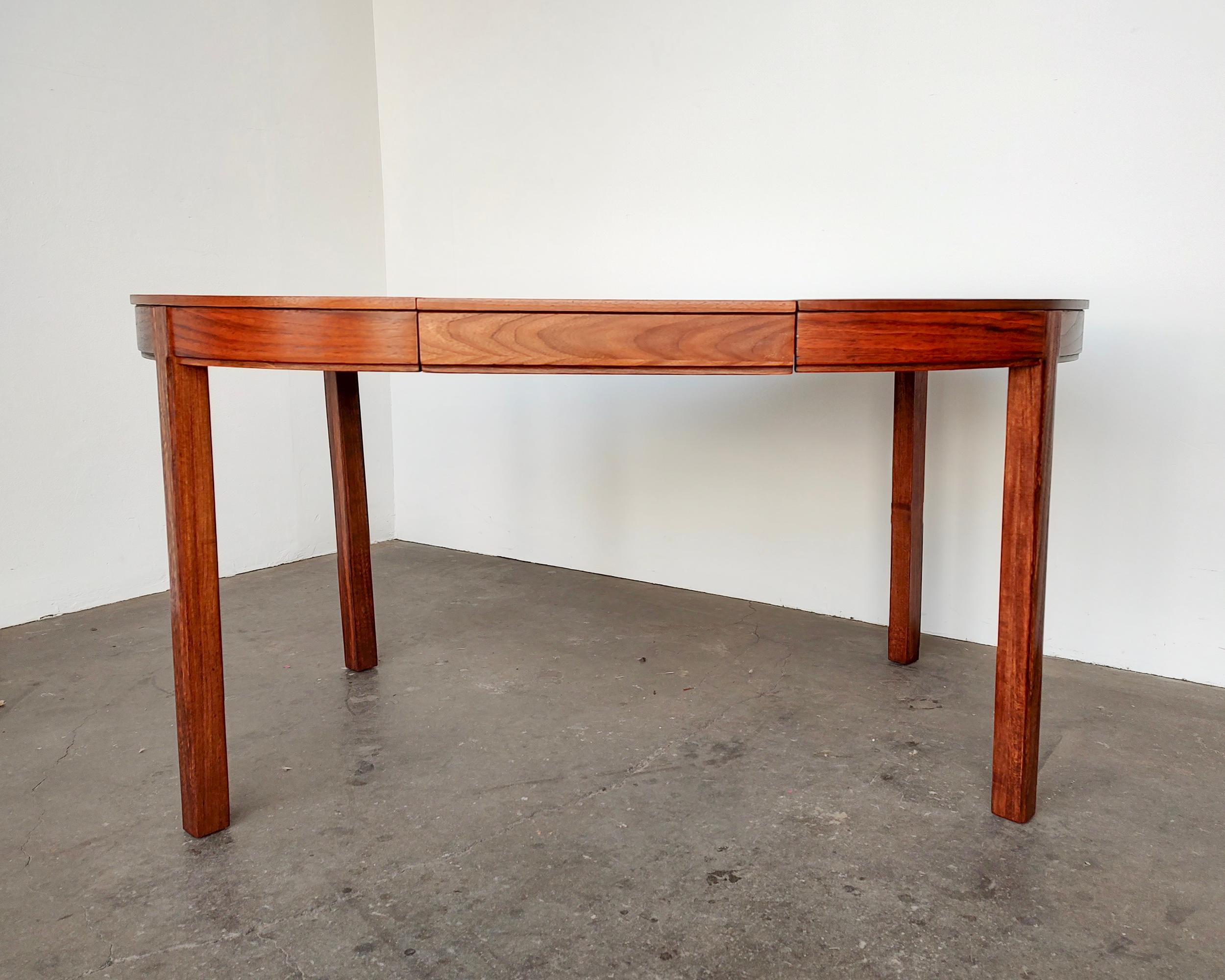 Professionally restored walnut mid-century modern dining table. Expands from small round shape to larger racetrack shape. Gorgeous wood grain throughout. Excellent condition. 

40.5