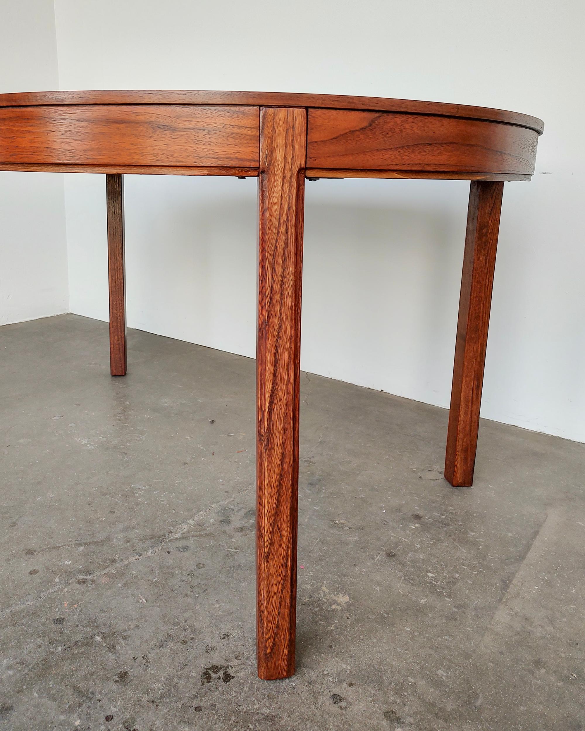 Mid-Century Modern Table de salle à manger extensible ronde à ovale en bois de noyer The Moderns 1960s en vente