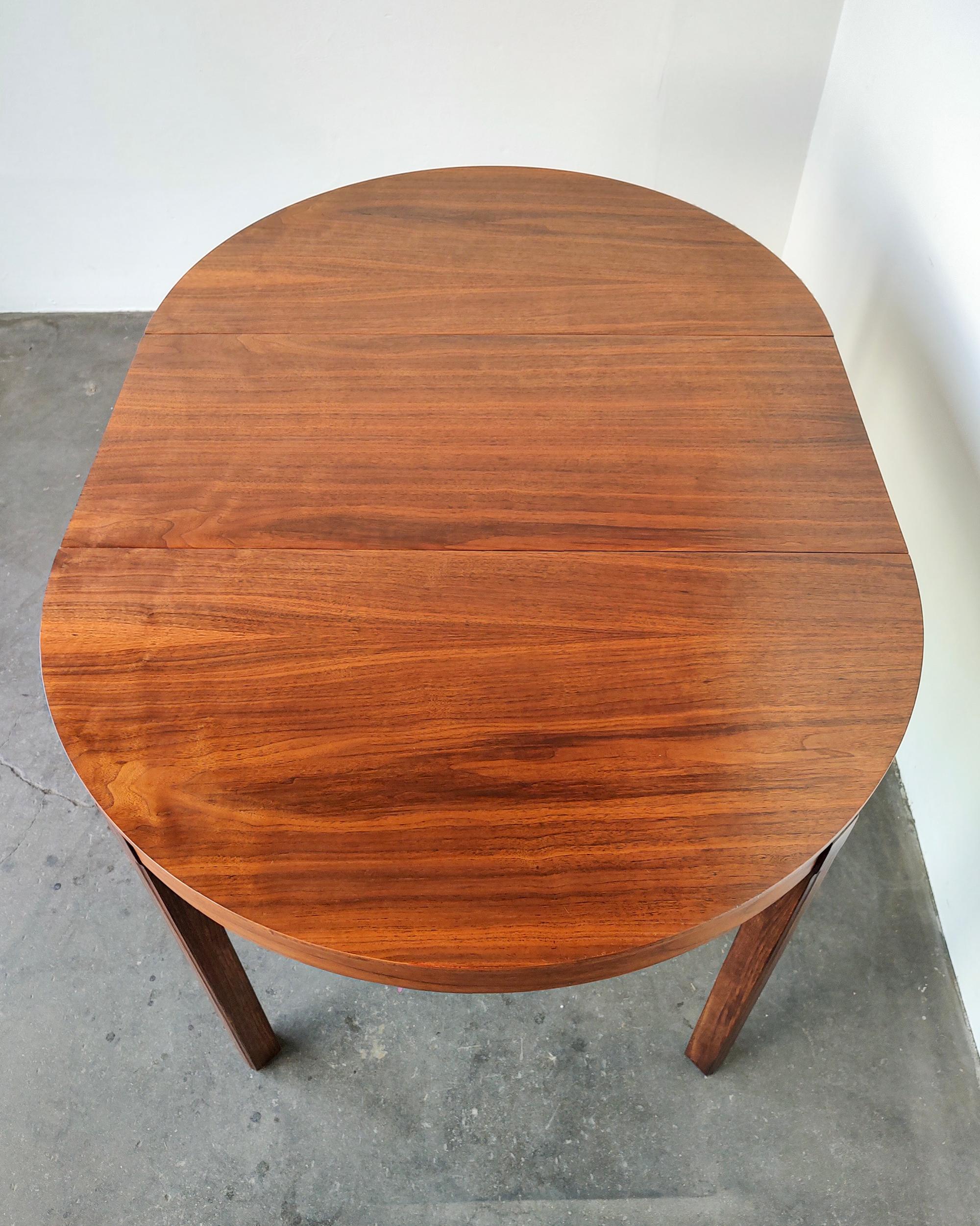 20th Century Mid-Century Modern Walnut Wood Round to Oval Expanding Dining Table 1960s For Sale