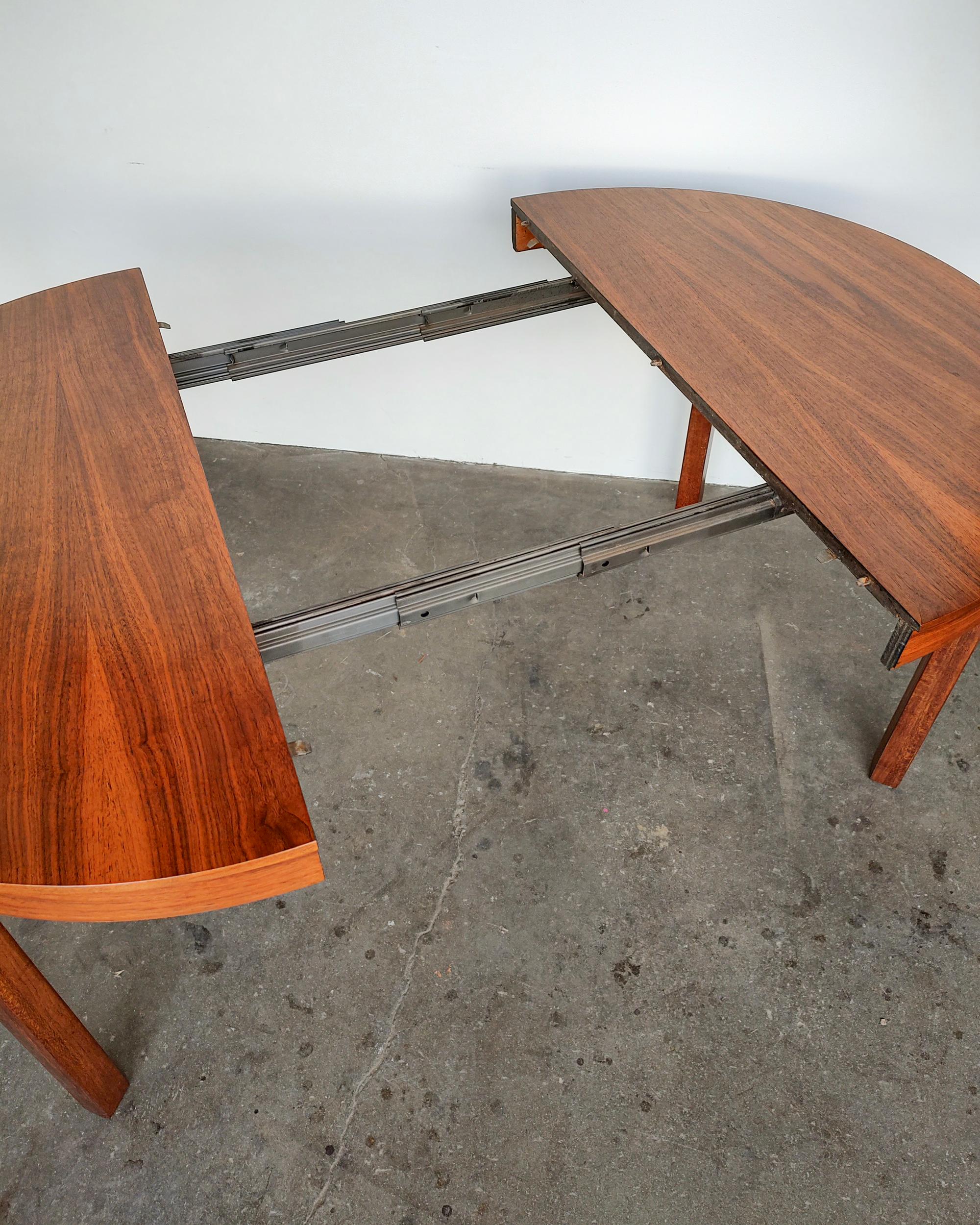 Table de salle à manger extensible ronde à ovale en bois de noyer The Moderns 1960s en vente 2