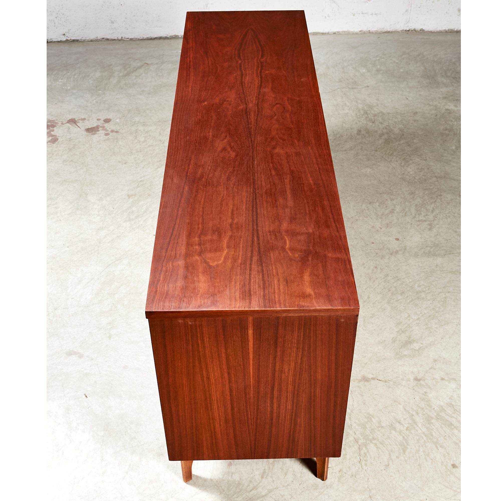 Mid-Century Modern Walnut Wood Sideboard For Sale 4