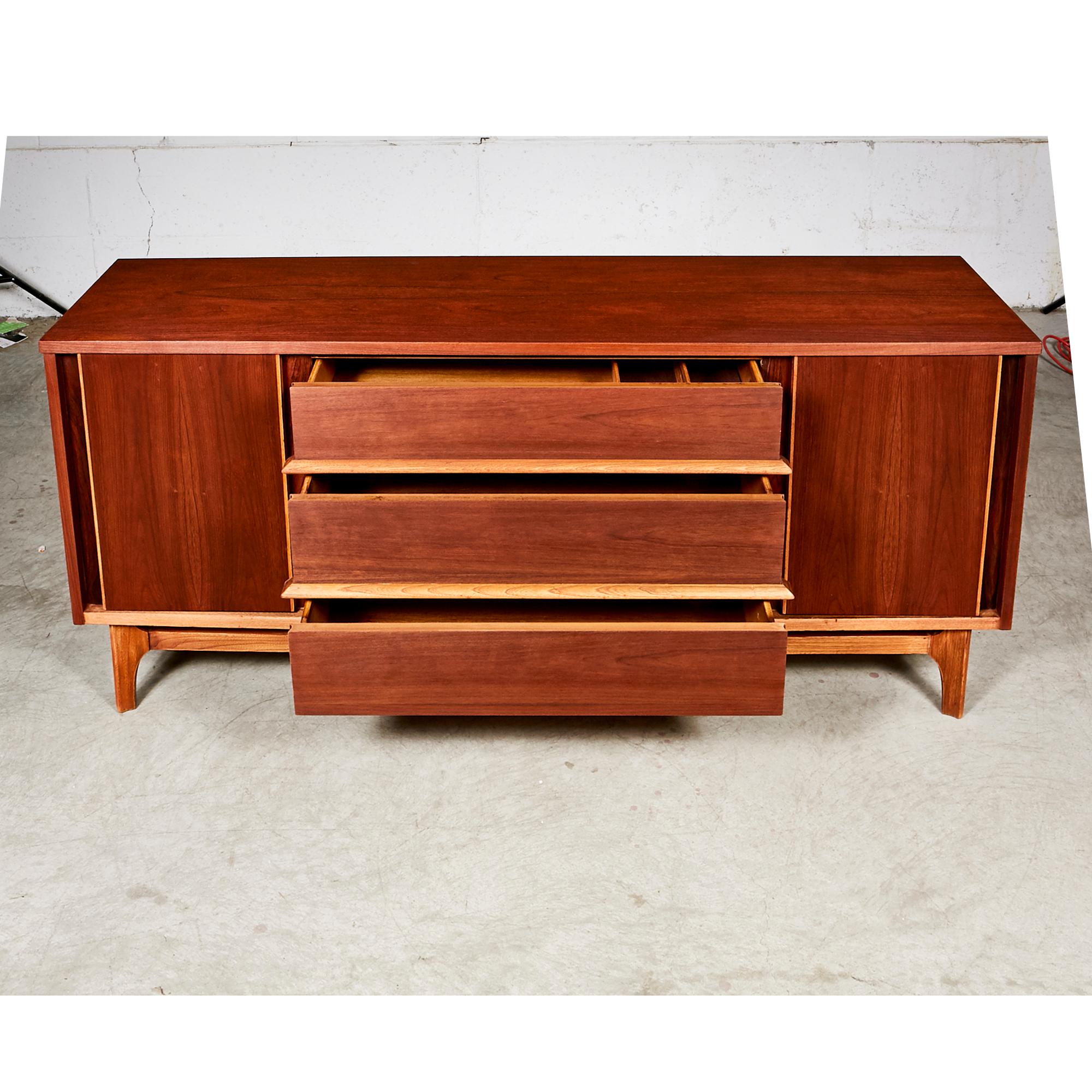 Mid-Century Modern Walnut Wood Sideboard In Good Condition For Sale In Amherst, NH