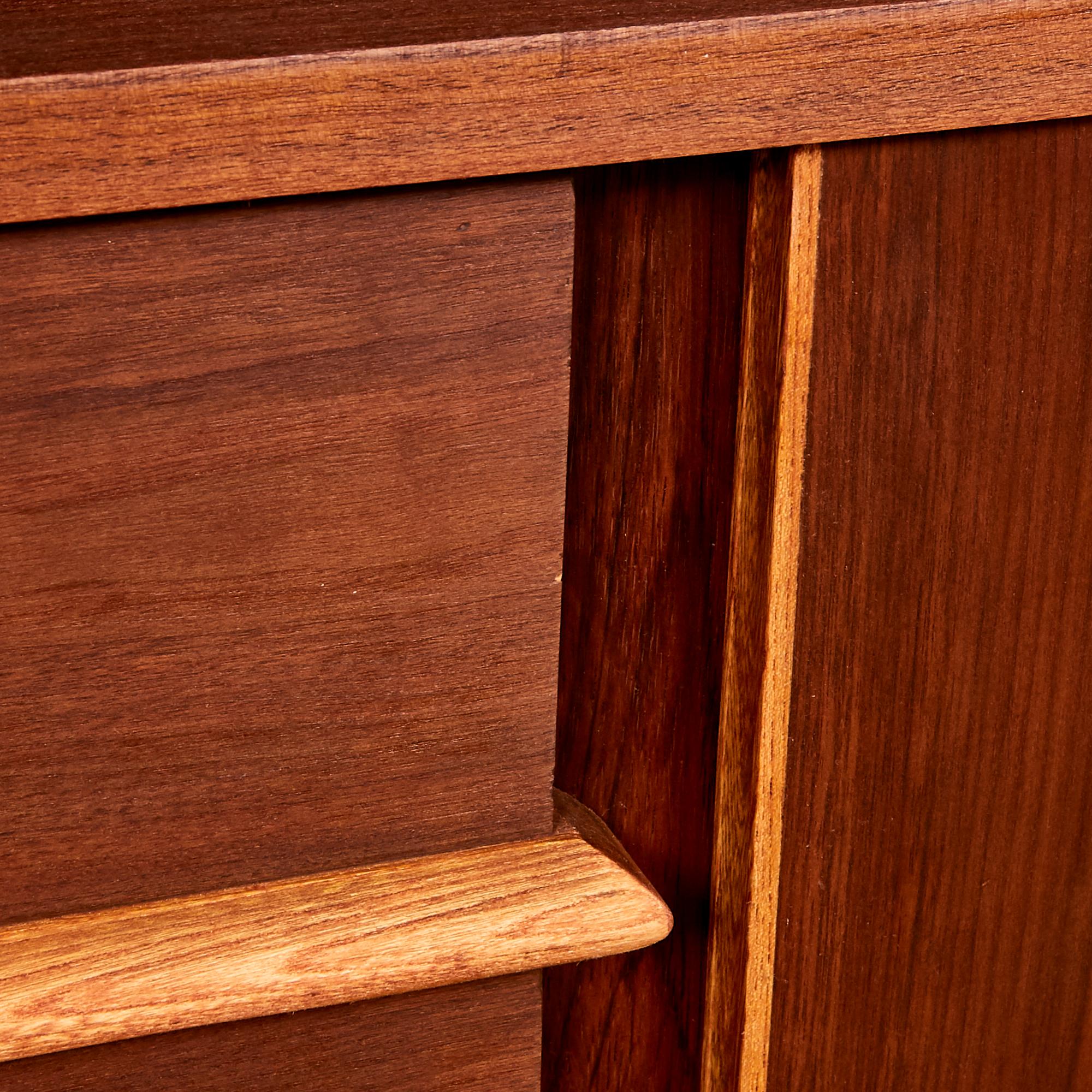 20th Century Mid-Century Modern Walnut Wood Sideboard For Sale