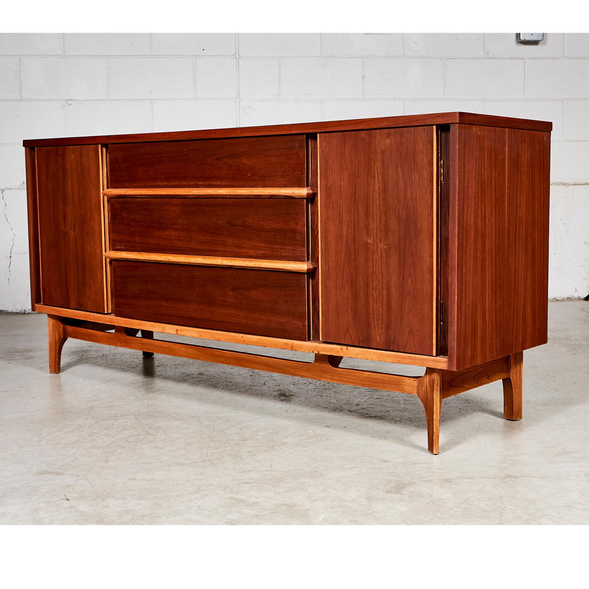 Mid-Century Modern Walnut Wood Sideboard For Sale 1
