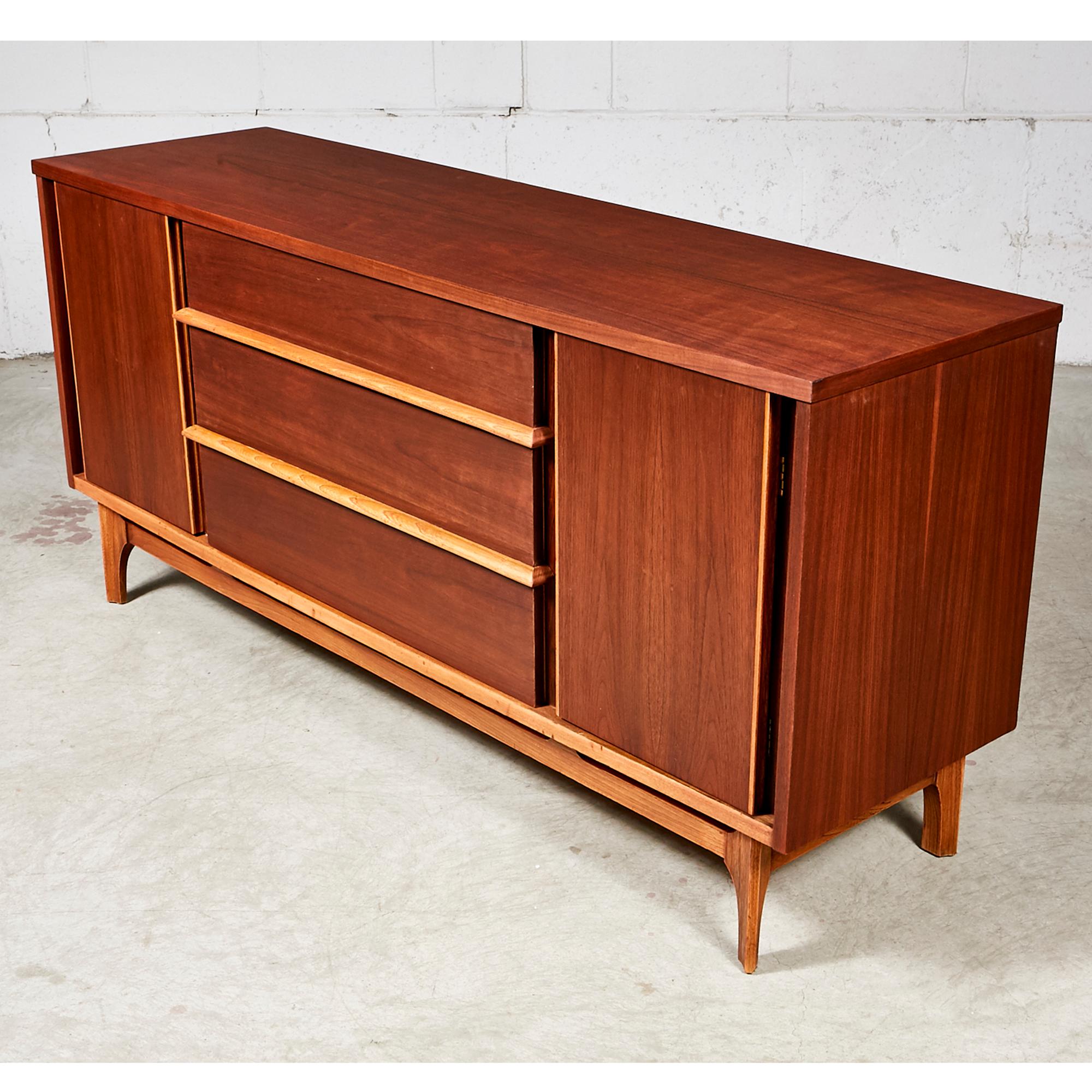 Mid-Century Modern Walnut Wood Sideboard For Sale 2