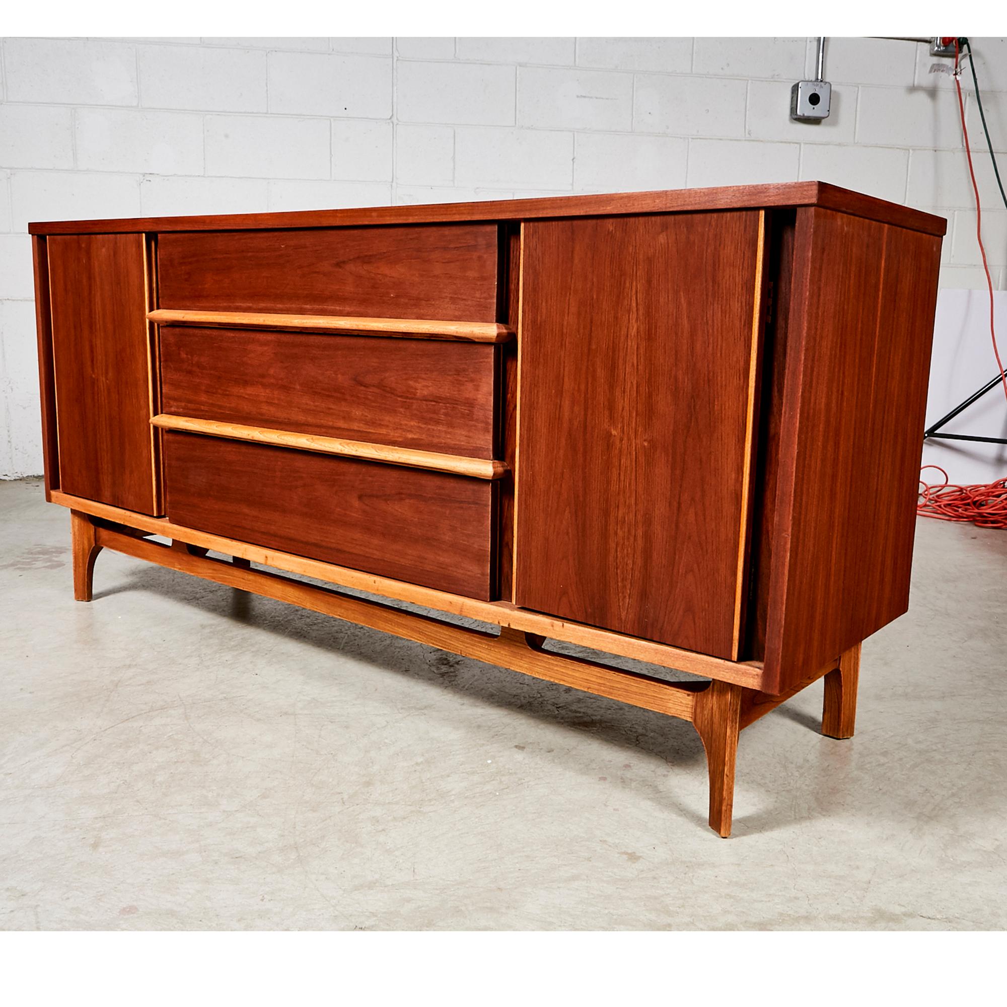 Mid-Century Modern Walnut Wood Sideboard For Sale 3