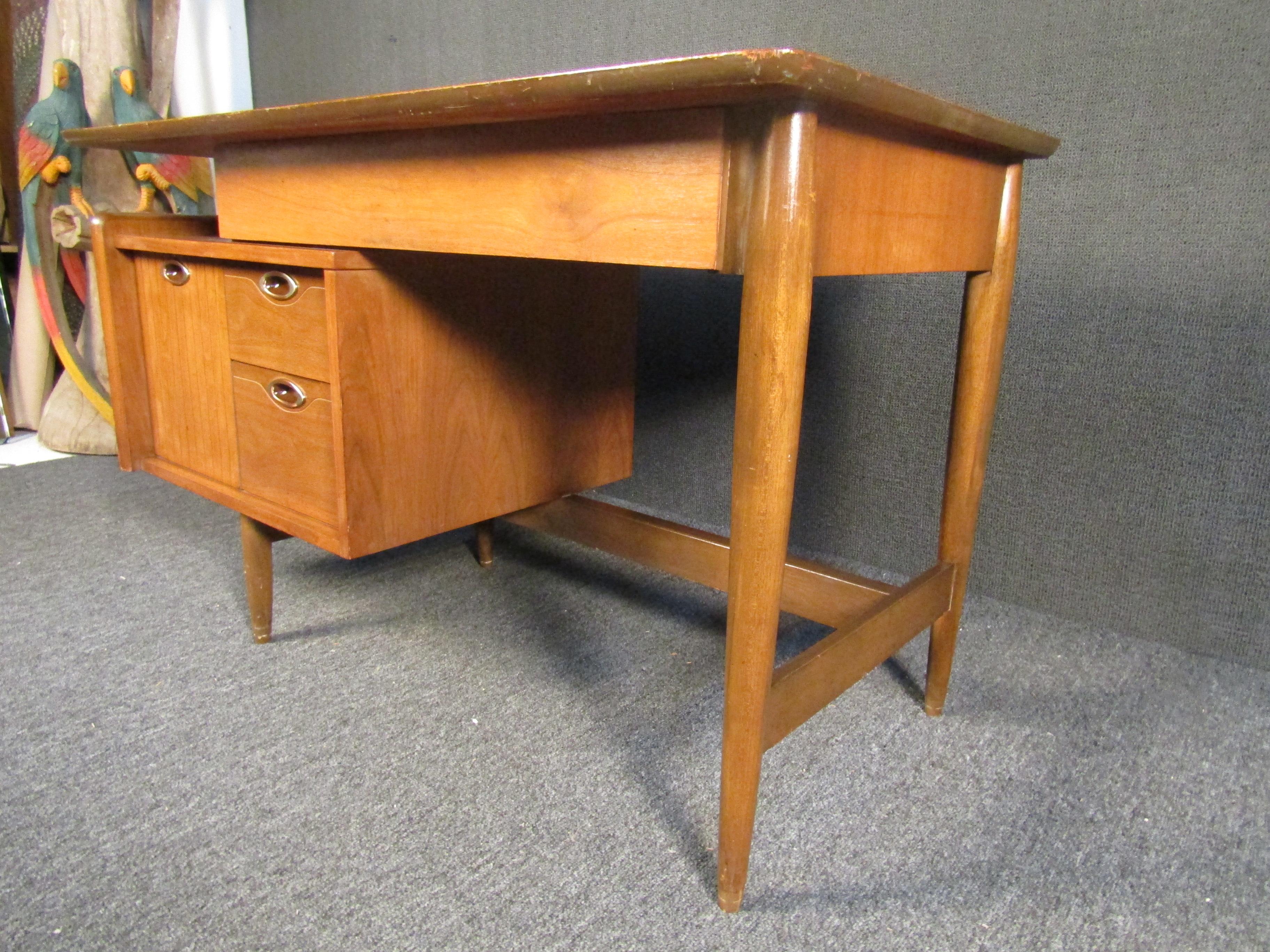 Mid-Century Modern Walnut Writing Desk by Mainline In Good Condition For Sale In Brooklyn, NY