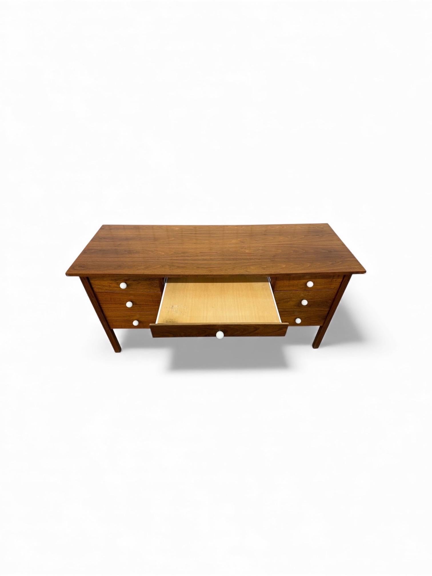 Escritorio moderno de mediados de siglo en nogal en venta 3