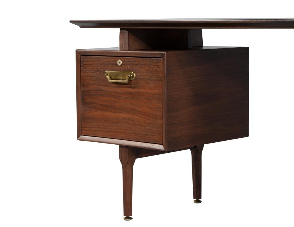 Moderner Nussbaum-Schreibtisch aus der Jahrhundertmitte im Angebot 3