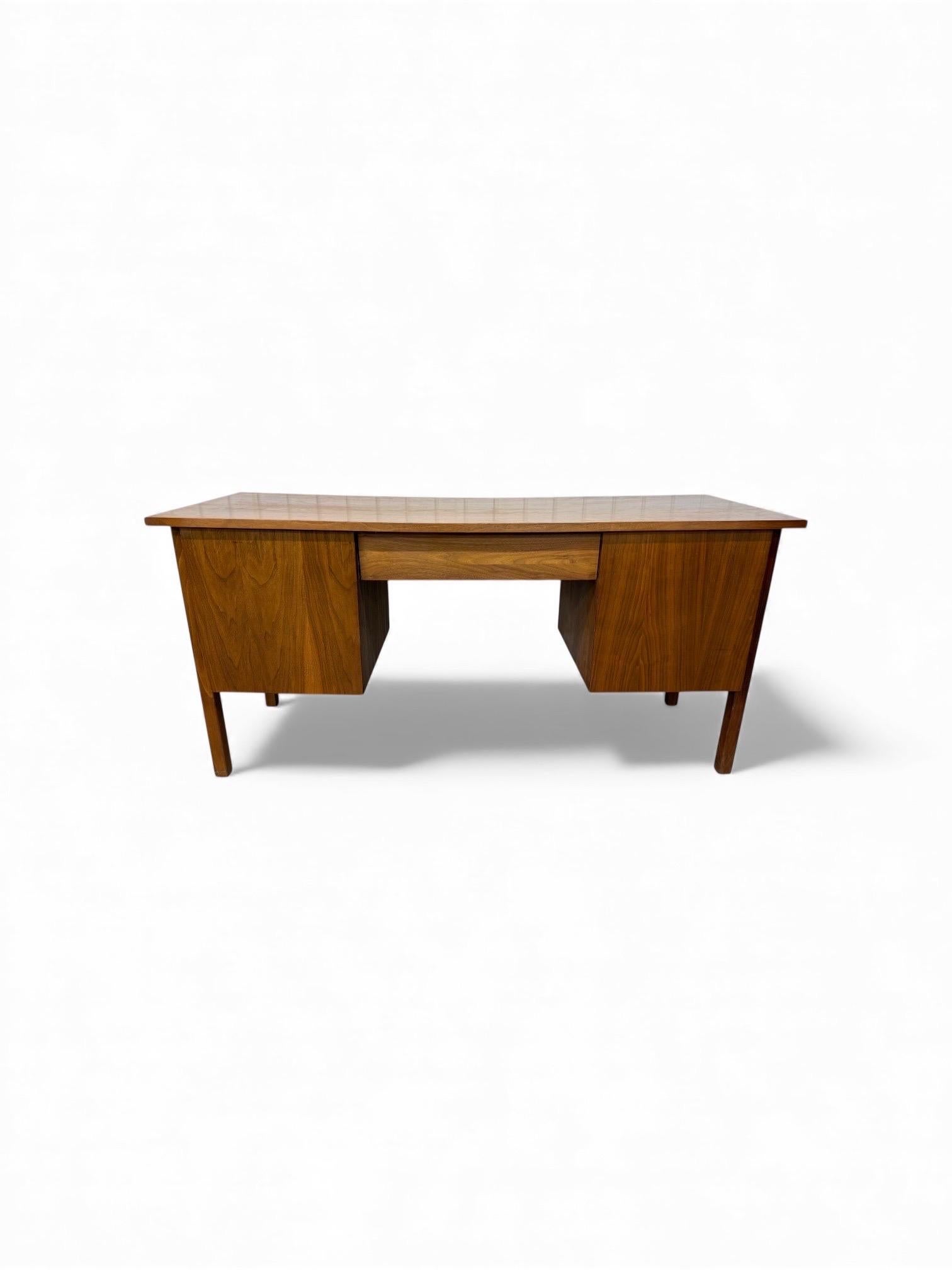 Escritorio moderno de mediados de siglo en nogal en venta 4