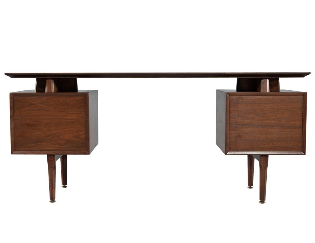 Moderner Nussbaum-Schreibtisch aus der Jahrhundertmitte im Angebot 5