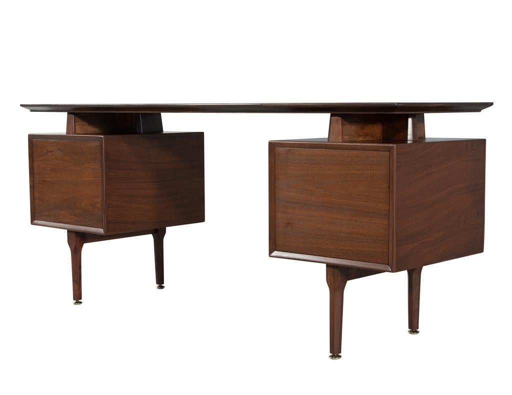 Moderner Nussbaum-Schreibtisch aus der Jahrhundertmitte im Angebot 6