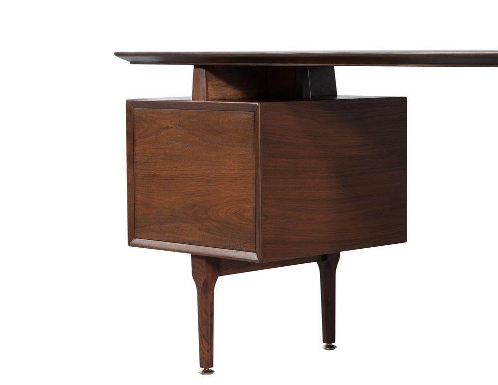 Moderner Nussbaum-Schreibtisch aus der Jahrhundertmitte im Angebot 7