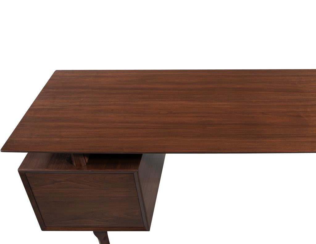 Moderner Nussbaum-Schreibtisch aus der Jahrhundertmitte im Angebot 8