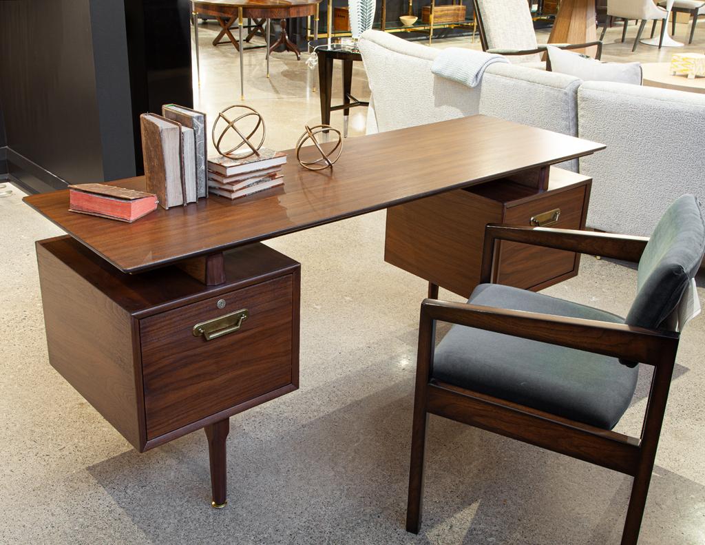 Moderner Nussbaum-Schreibtisch aus der Jahrhundertmitte im Angebot 9