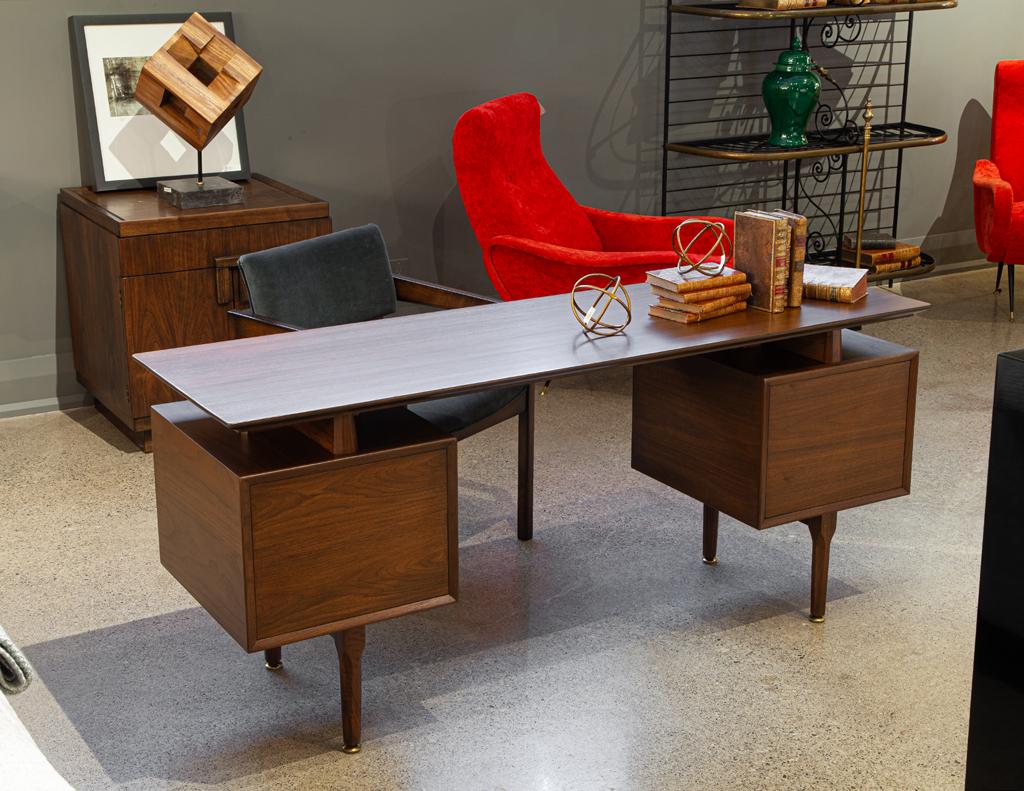 Moderner Nussbaum-Schreibtisch aus der Jahrhundertmitte im Angebot 10