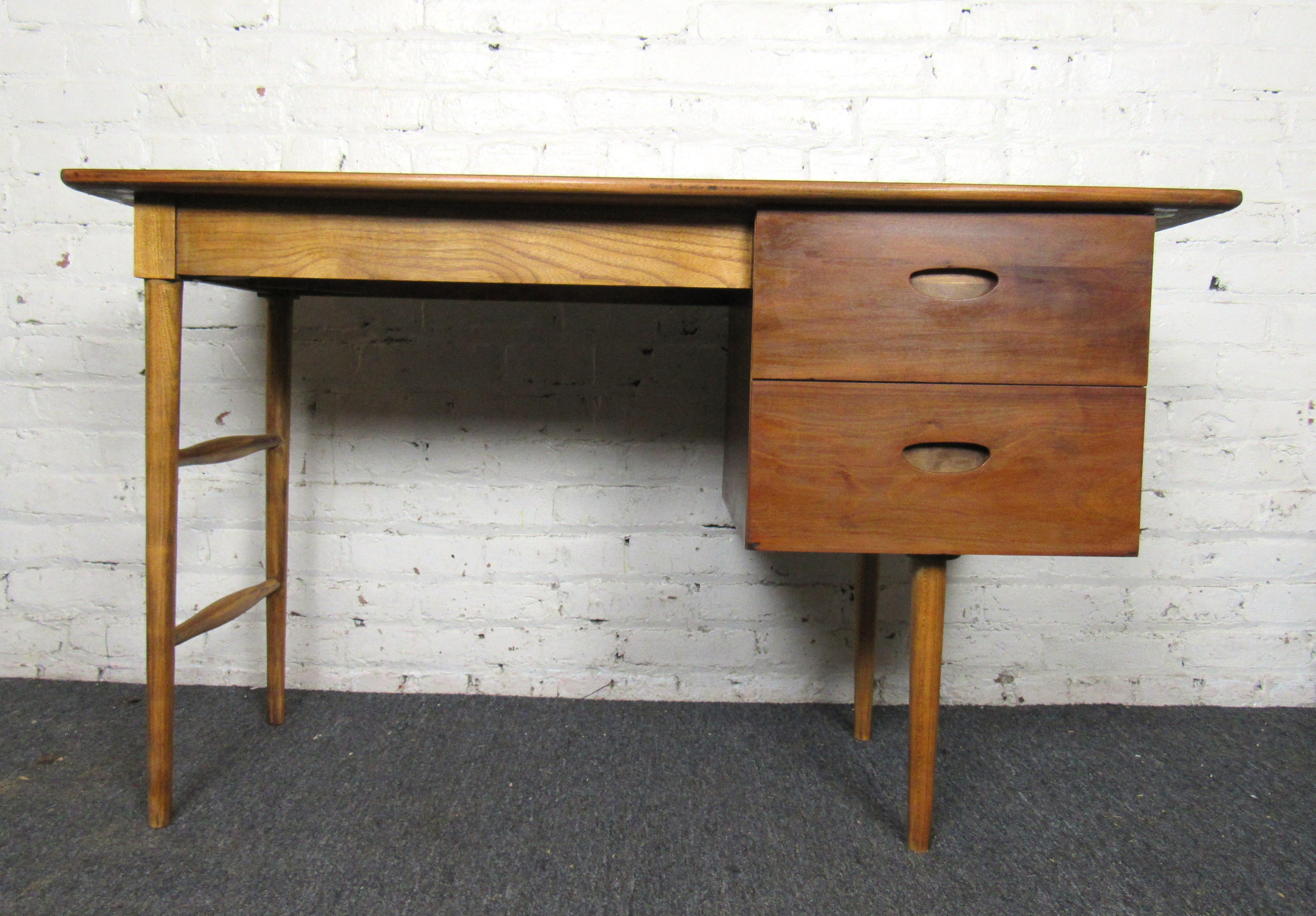 Vintage modern writing desk featured in rich walnut grain. This desk sits on sleek tapered legs and has two spacious drawers.

Please confirm the item location (NY or NJ).