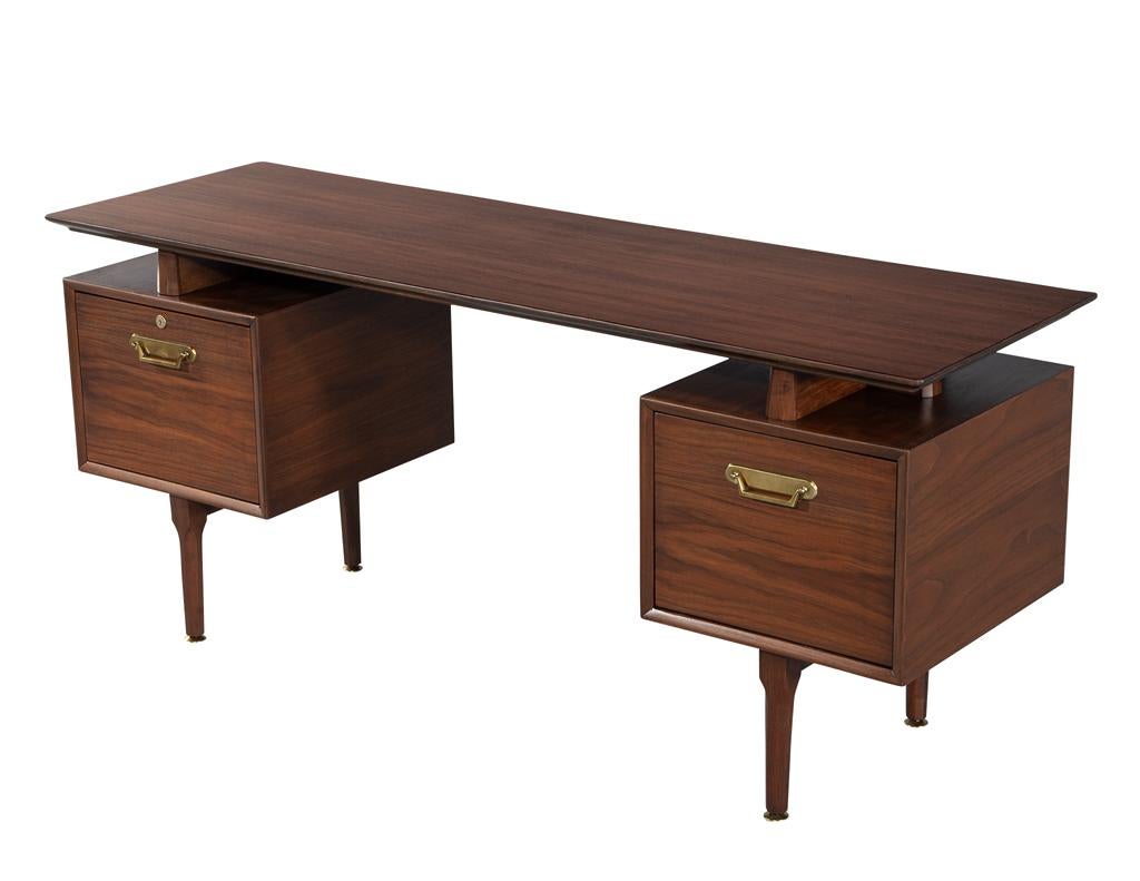 Moderner Nussbaum-Schreibtisch aus der Jahrhundertmitte (Moderne der Mitte des Jahrhunderts) im Angebot
