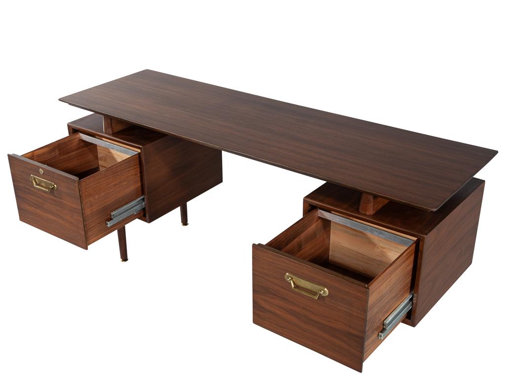 Moderner Nussbaum-Schreibtisch aus der Jahrhundertmitte (amerikanisch) im Angebot