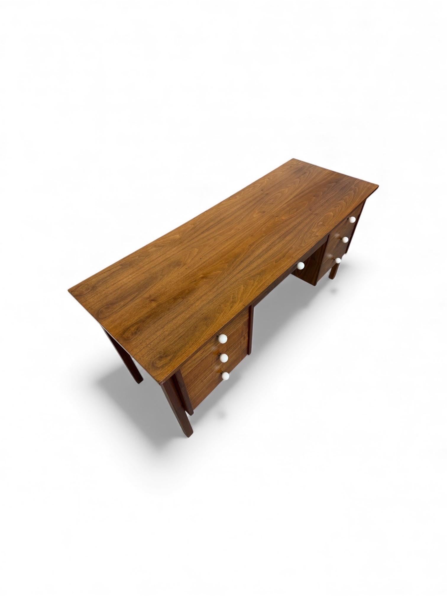 Escritorio moderno de mediados de siglo en nogal en Bueno estado para la venta en Clarksboro, NJ