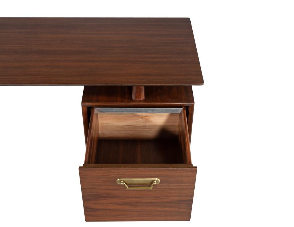 Moderner Nussbaum-Schreibtisch aus der Jahrhundertmitte im Zustand „Gut“ im Angebot in North York, ON