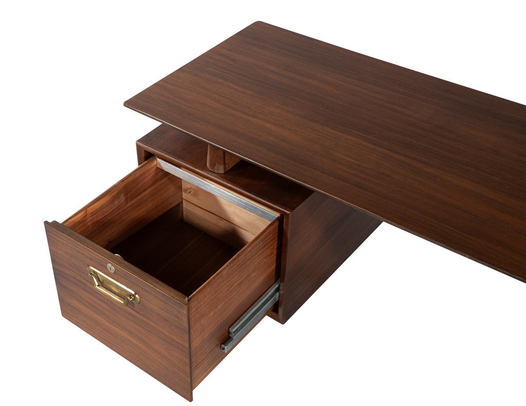 Moderner Nussbaum-Schreibtisch aus der Jahrhundertmitte (Ende des 20. Jahrhunderts) im Angebot