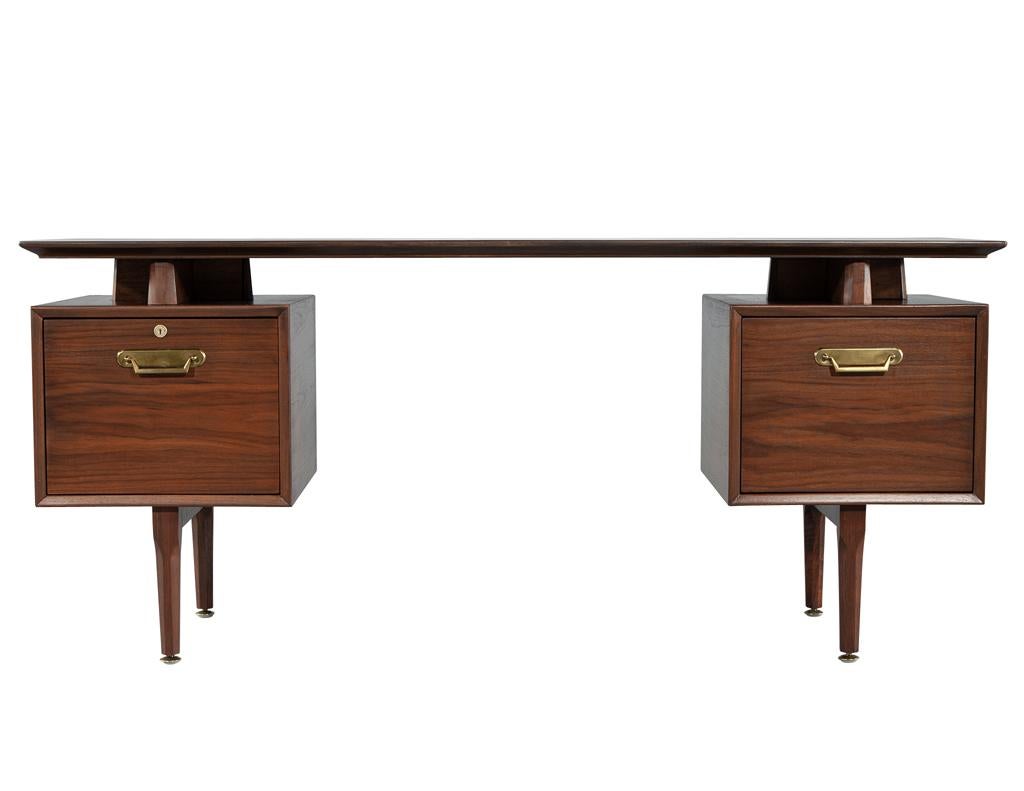 Moderner Nussbaum-Schreibtisch aus der Jahrhundertmitte im Angebot 1