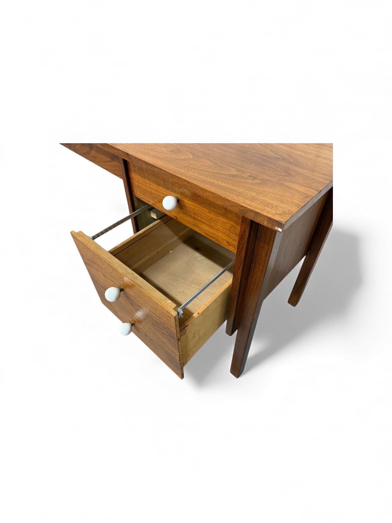 Escritorio moderno de mediados de siglo en nogal en venta 2