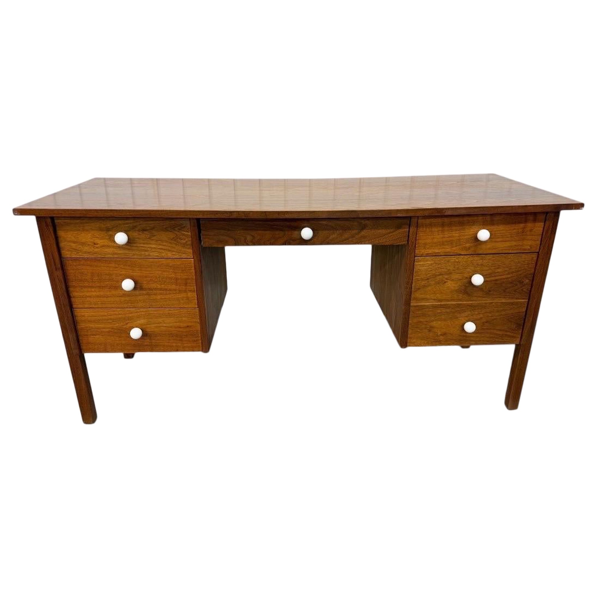 Escritorio moderno de mediados de siglo en nogal en venta