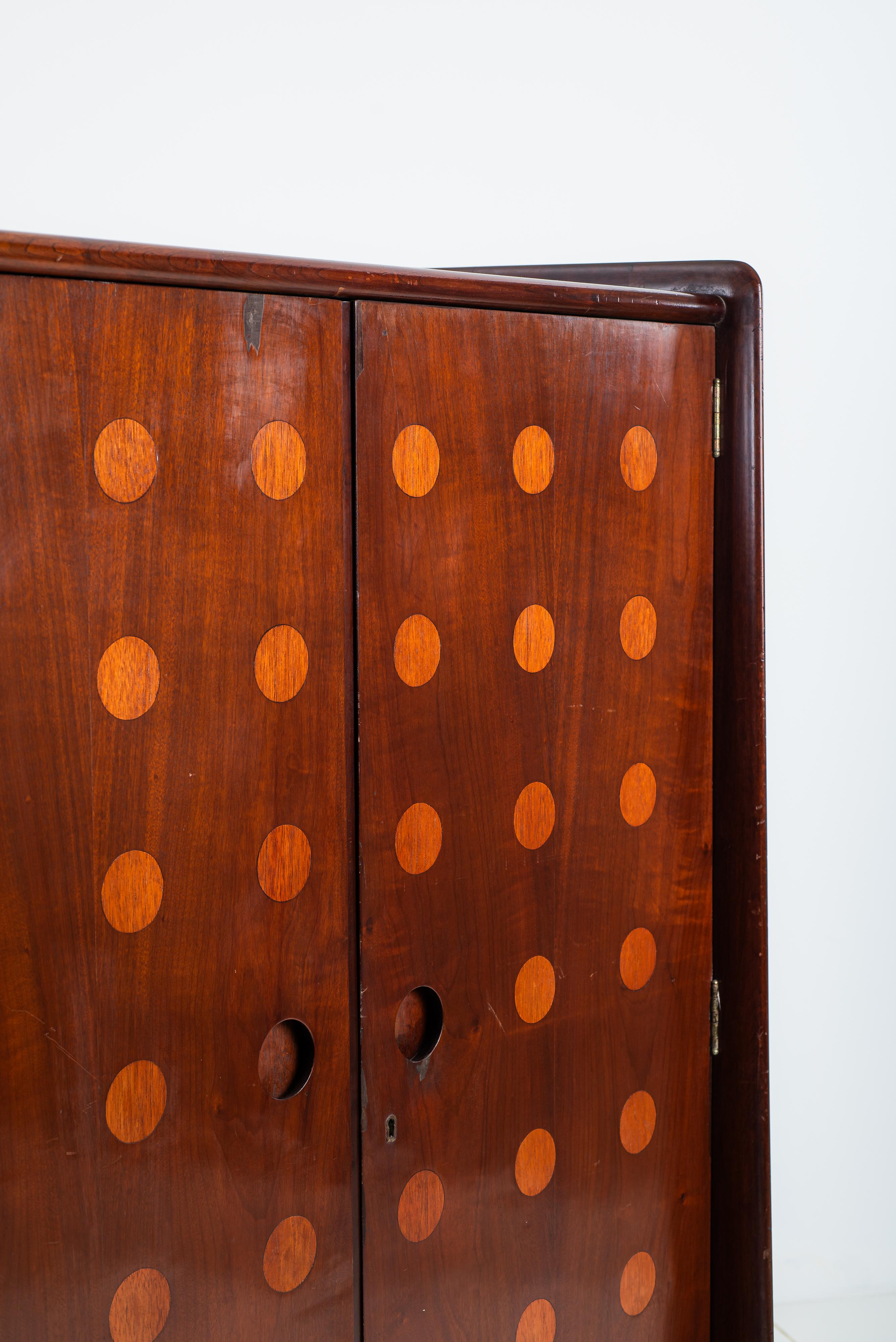 Moderner Kleiderschrank der Jahrhundertmitte von CIMO Studio, Brasilien, 1950er Jahre im Zustand „Gut“ im Angebot in Deerfield Beach, FL