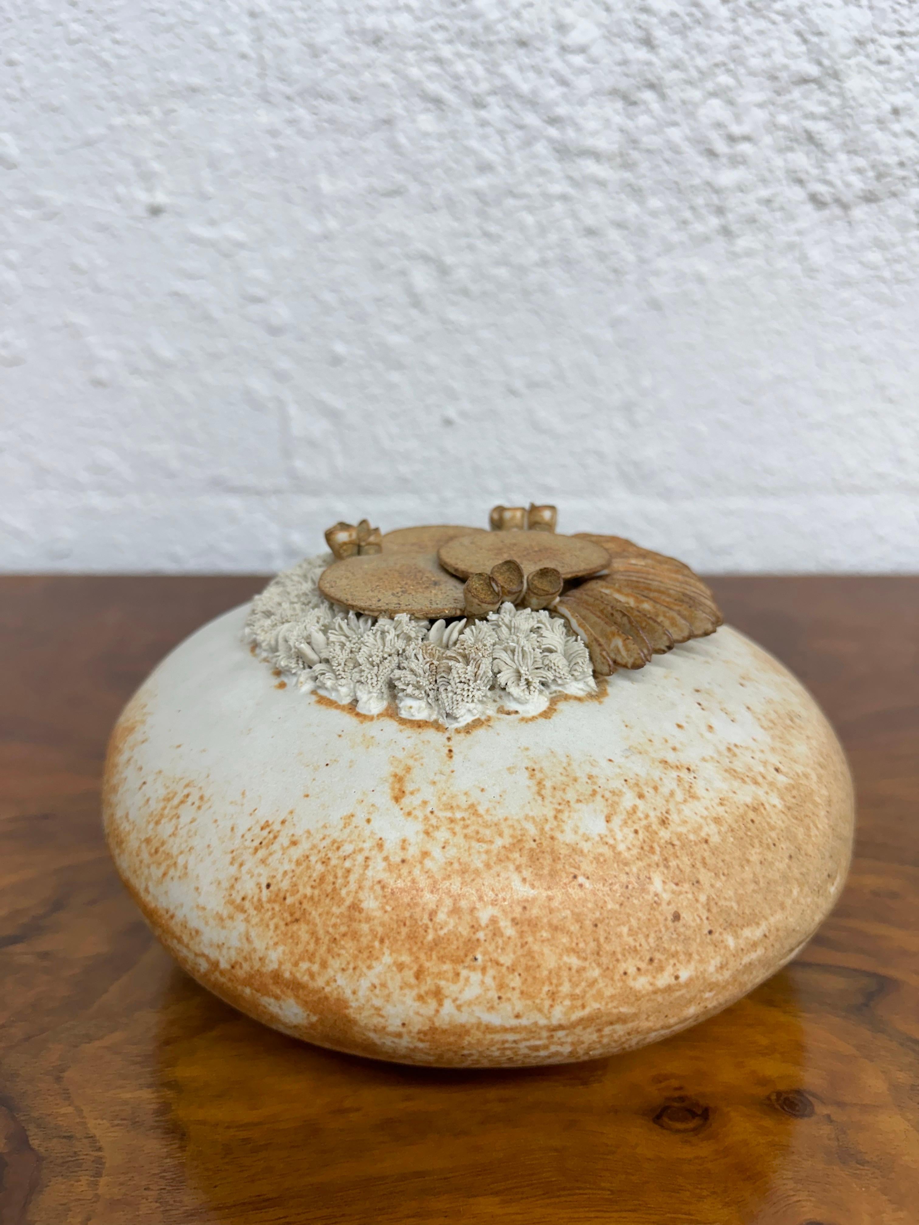 Grande oggetto/scultura in ceramica di Studio Pottery di Warren Hullow della metà del secolo scorso, ottime condizioni vintage, nessun problema degno di nota. Dimensioni: 8 