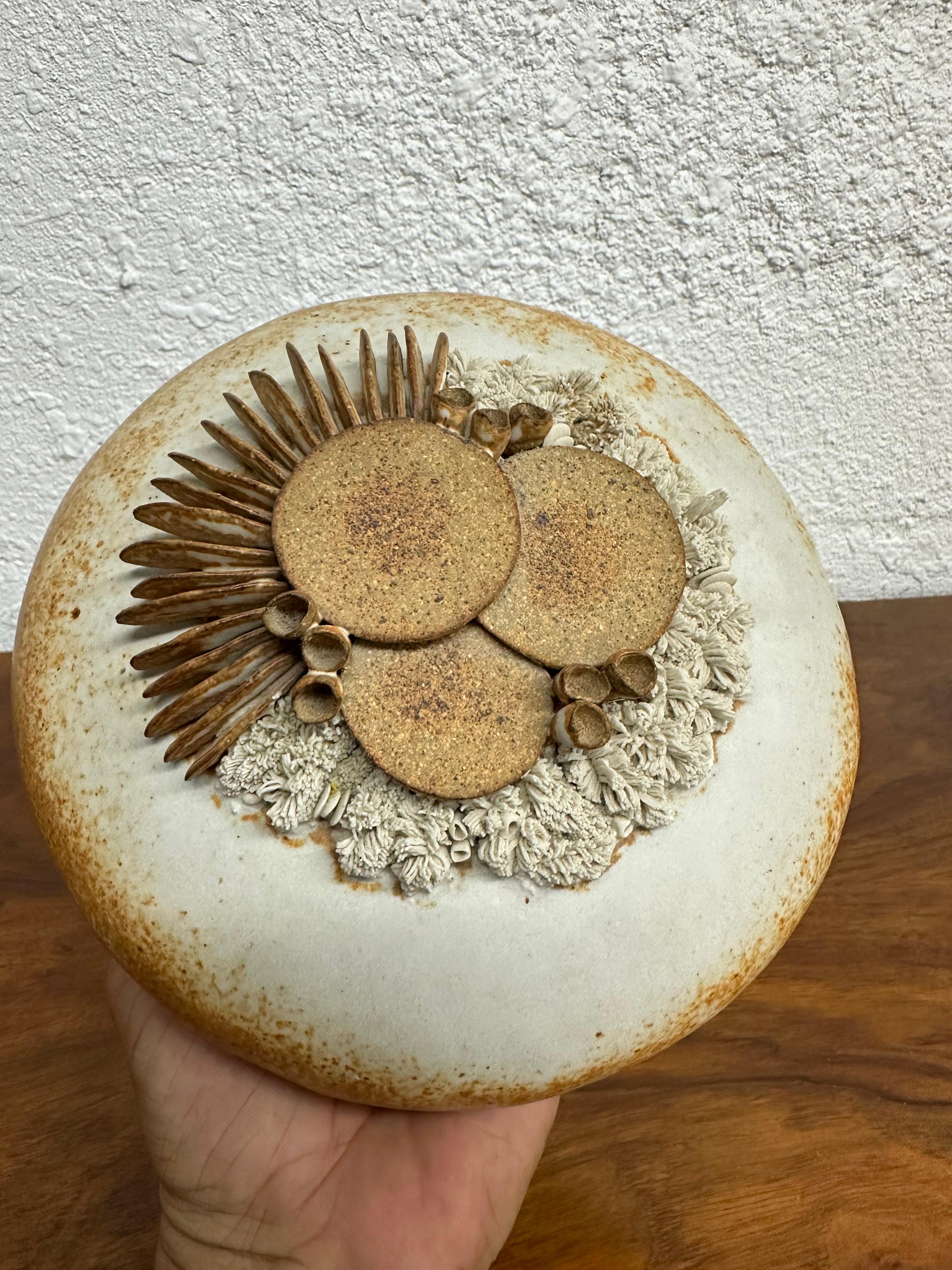 Fatto a mano Scultura in ceramica dello Studio Pottery di Warren Hullow, metà del secolo scorso. in vendita