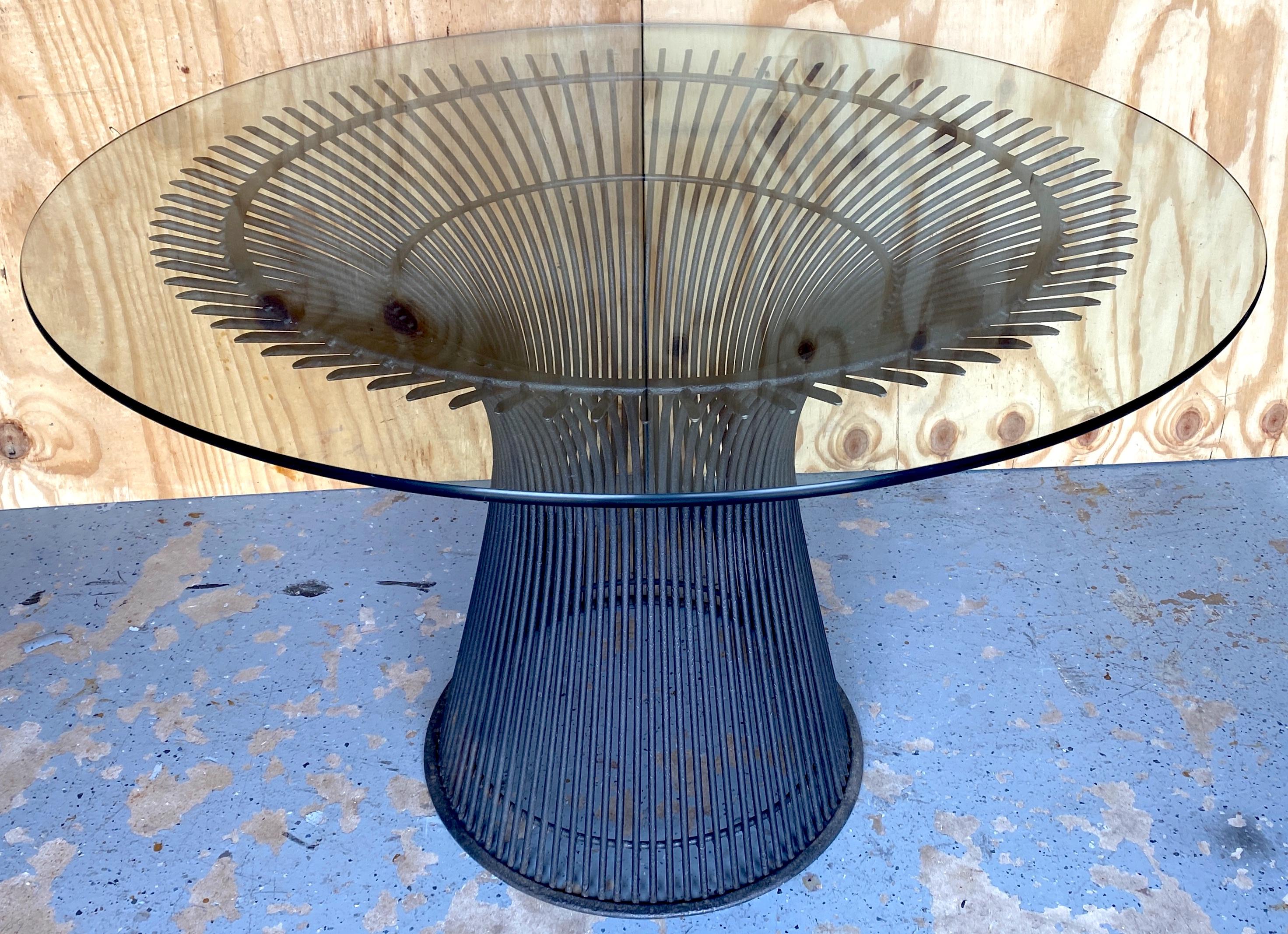 Mid-Century Modern Warren Platner for Knoll Bronzed Steel & Glass Dining Table
Designed by Warren Platner (1919-2006), For Knoll 

Experience timeless elegance with this mid-century modern Warren Platner for Knoll bronzed steel & glass dining table.