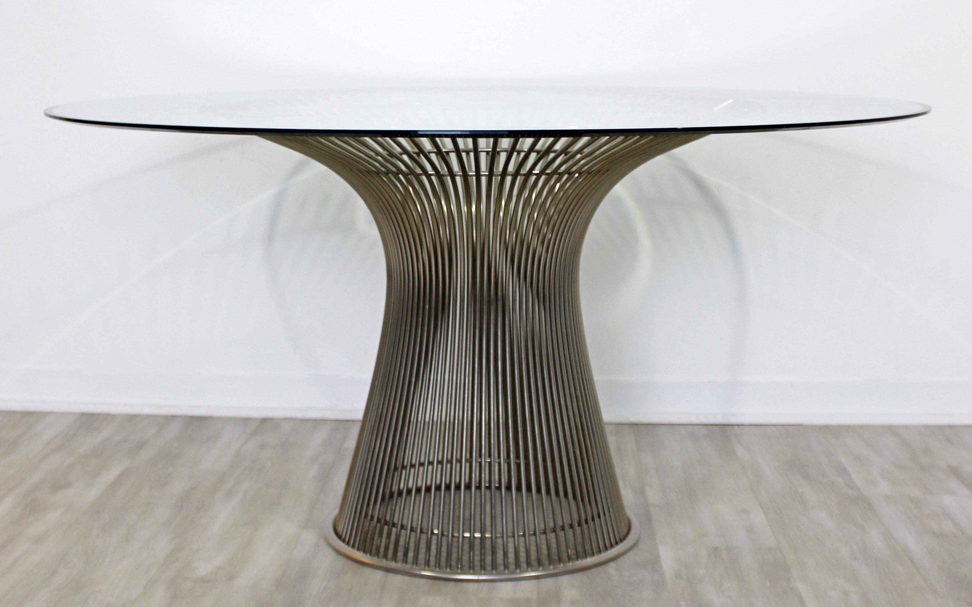 For your consideration is a fabulous, steel wire dining table, with a round glass top, by Warren Platner for Knoll, circa the 1960s. In excellent condition. The dimensions are 53