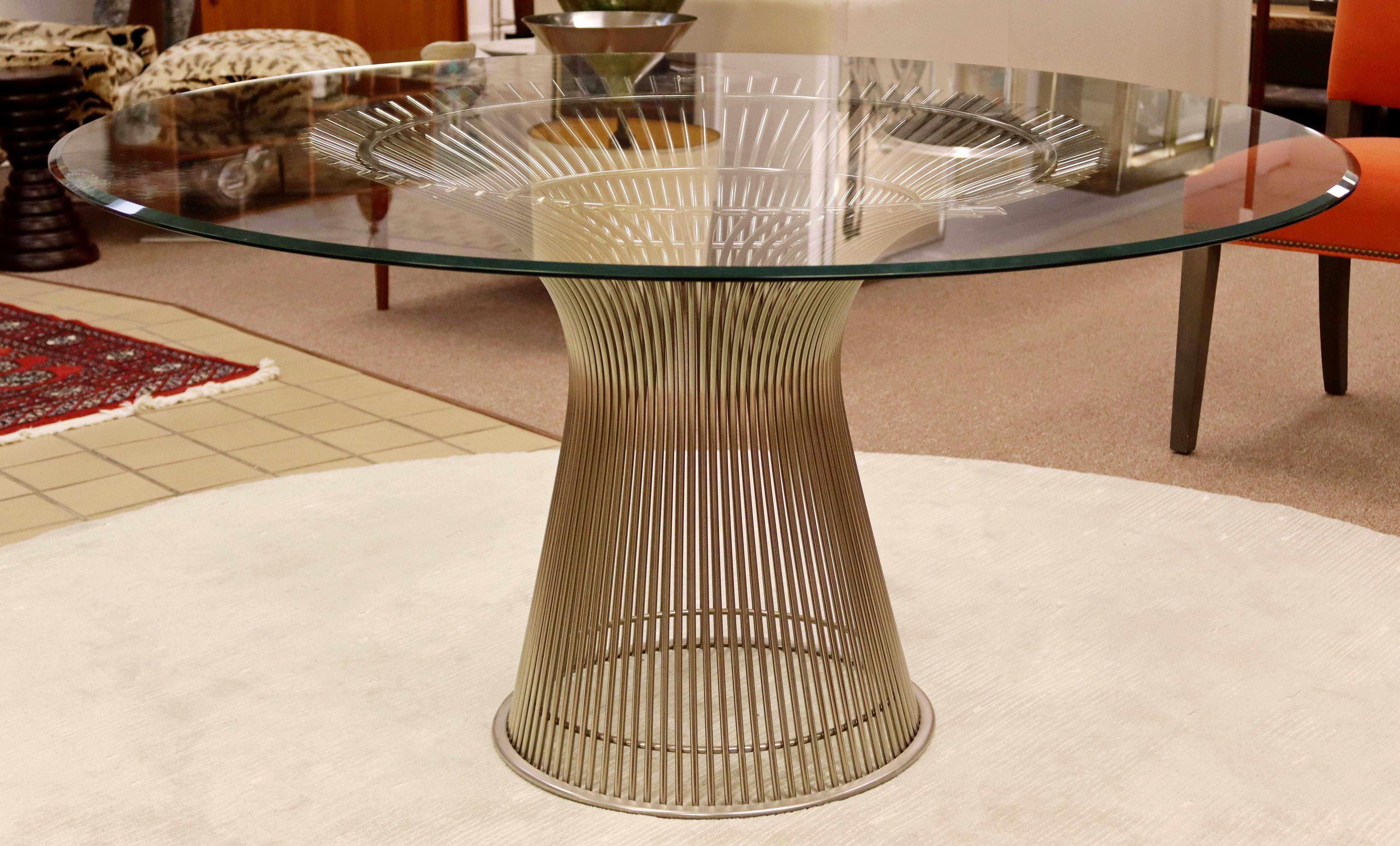 For your consideration is an incredible dining table, with a glass top on a steel wire base, Warren Platner style. In excellent vintage condition. The dimensions are 53