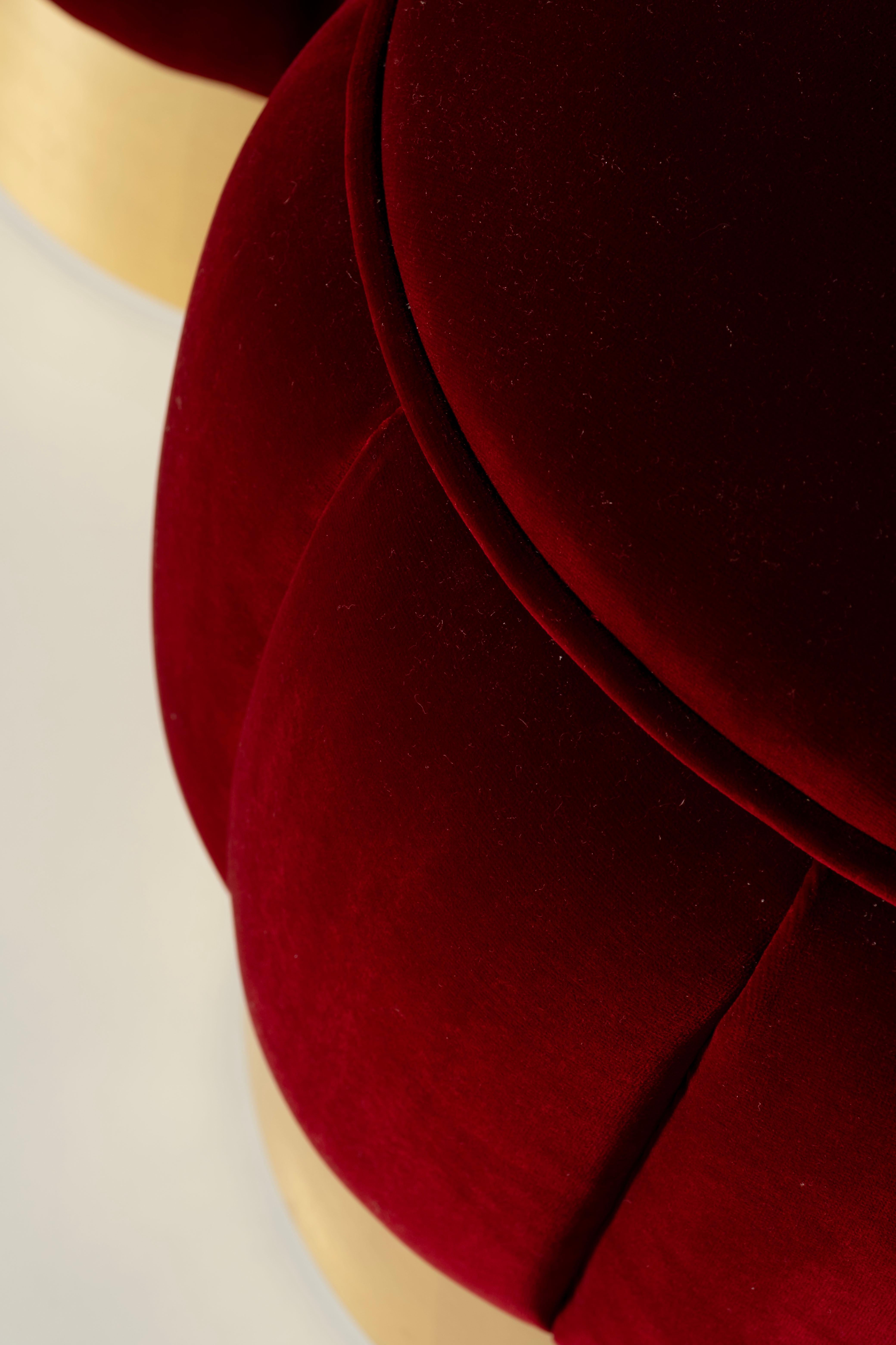 XXIe siècle et contemporain Pouf Warren moderne du milieu du siècle, velours rouge foncé, feuille d'or, fait main Greenapple en vente