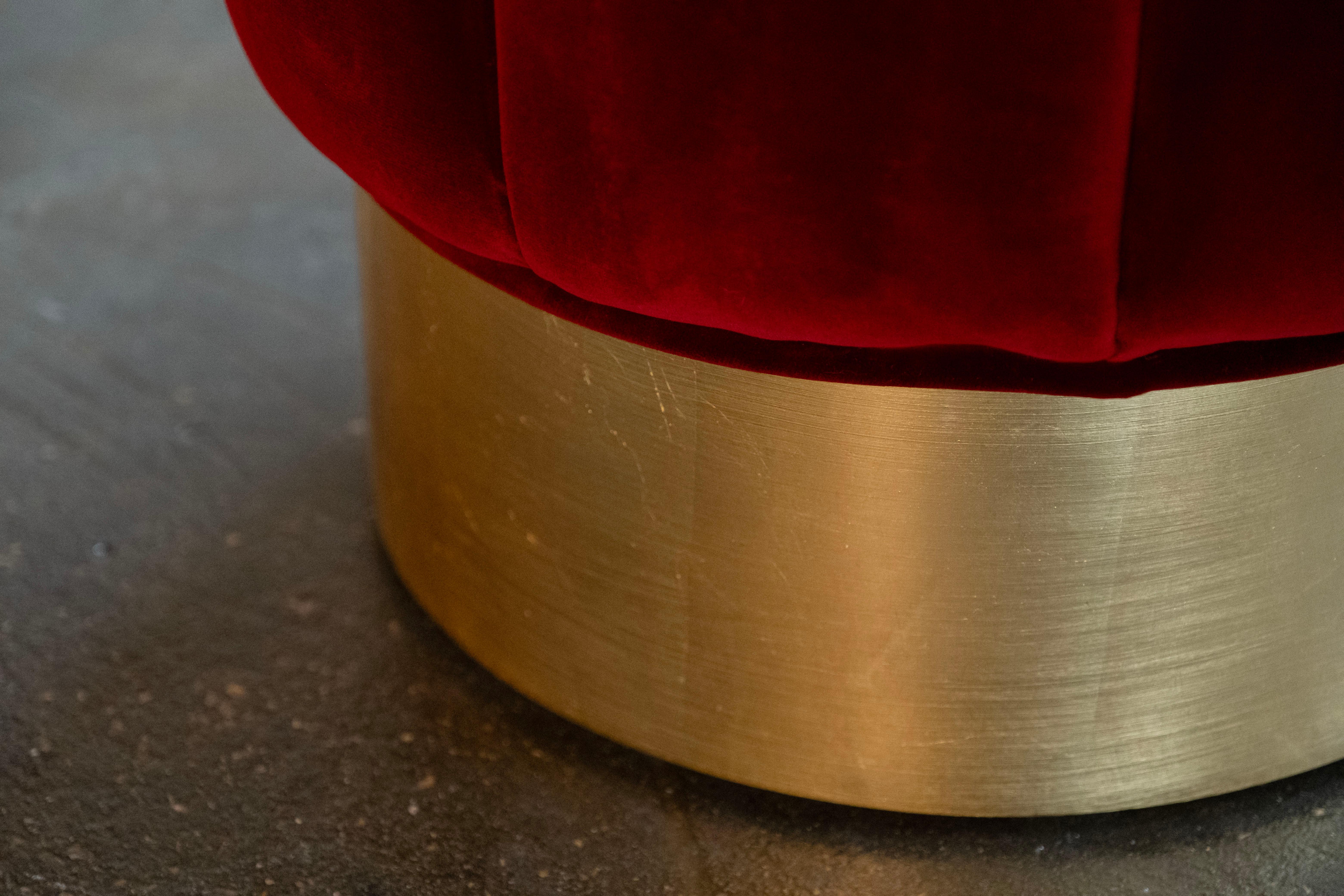 Laiton Pouf Warren moderne du milieu du siècle, velours rouge foncé, feuille d'or, fait main Greenapple en vente