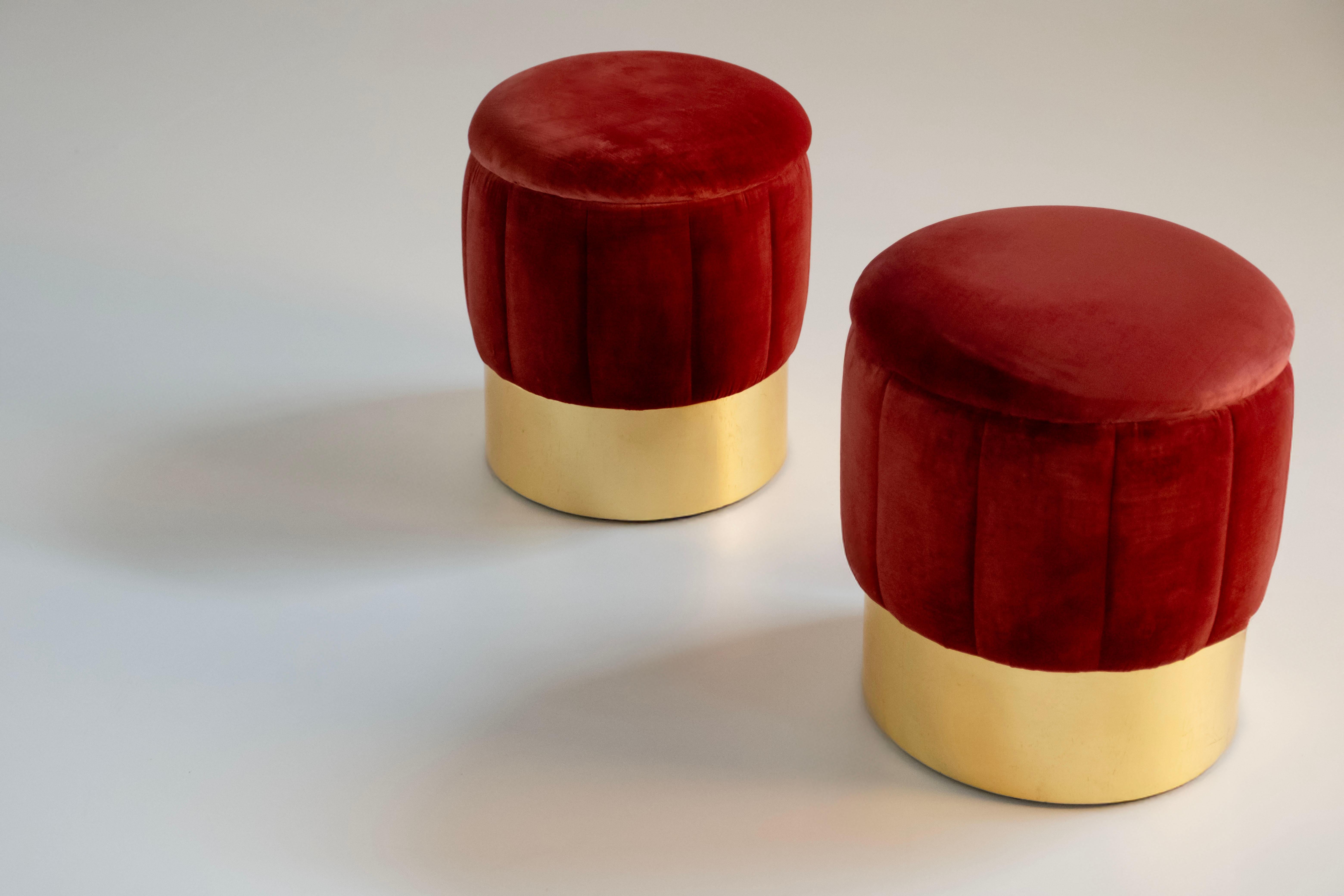 Mid-Century Modern Pouf Warren moderne du milieu du siècle, velours rouge, feuille d'or, fait main par Greenapple en vente