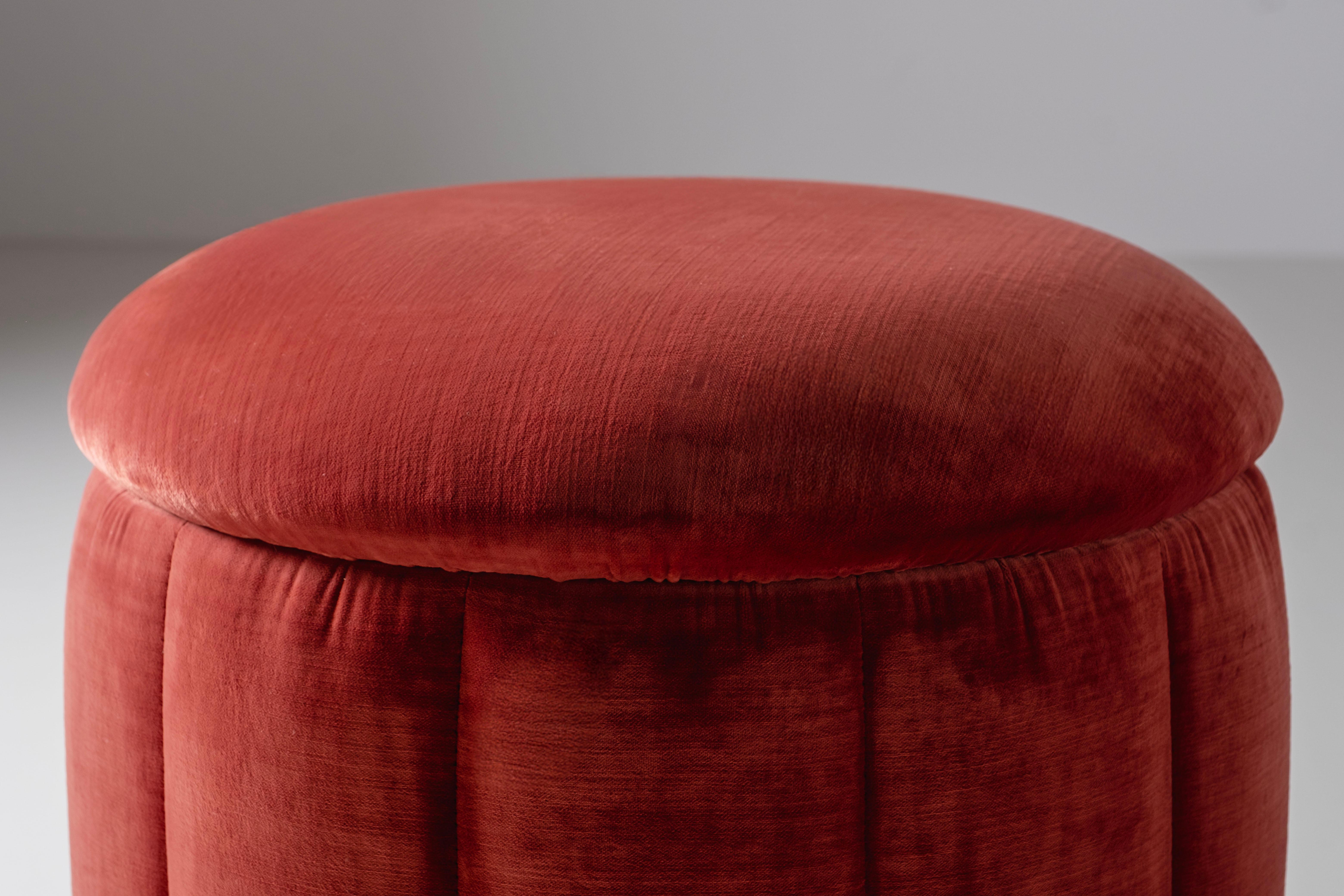 Pouf Warren moderne du milieu du siècle, velours rouge, feuille d'or, fait main par Greenapple en vente 1