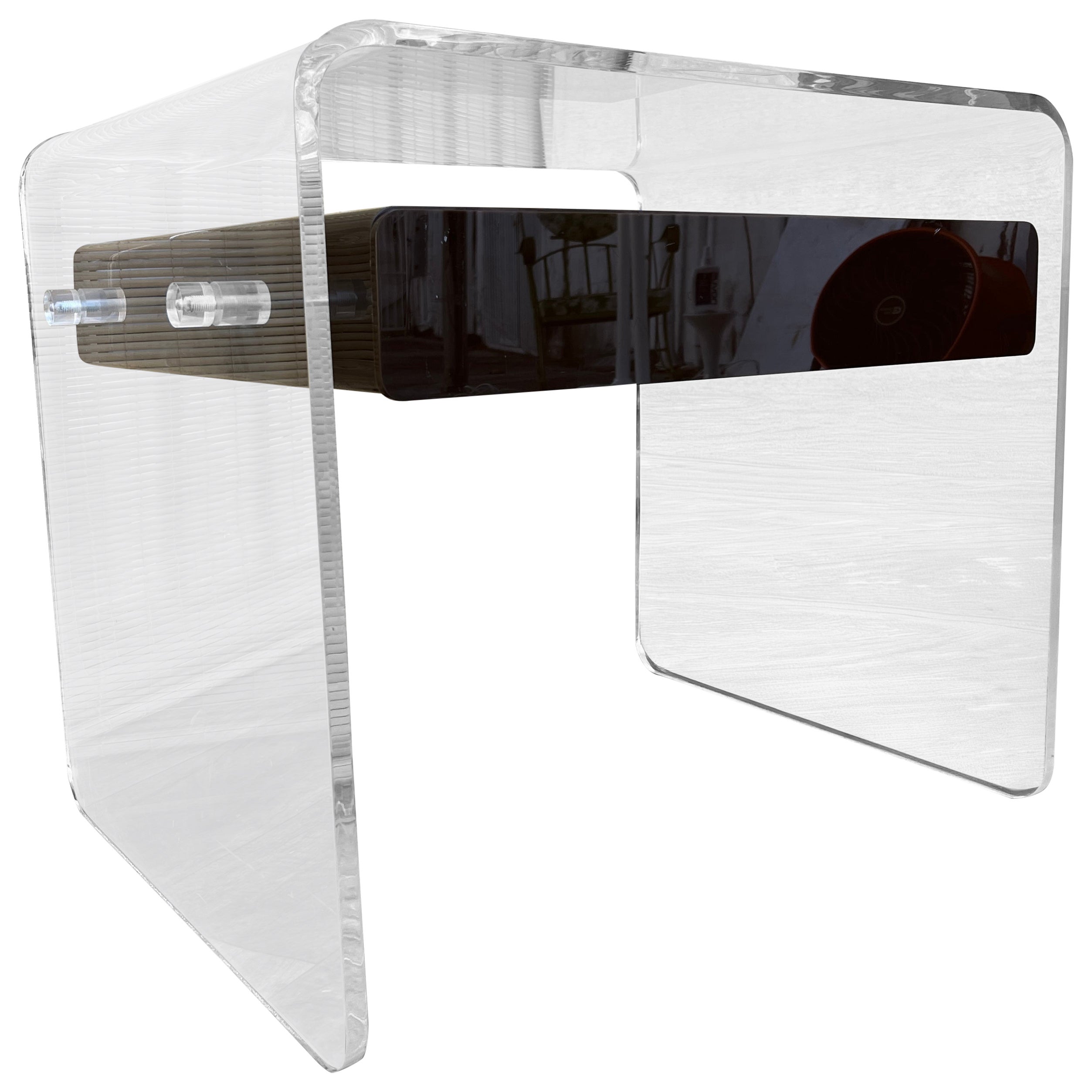 Table d'appoint en Lucite avec tiroir flottant. Circa 1970