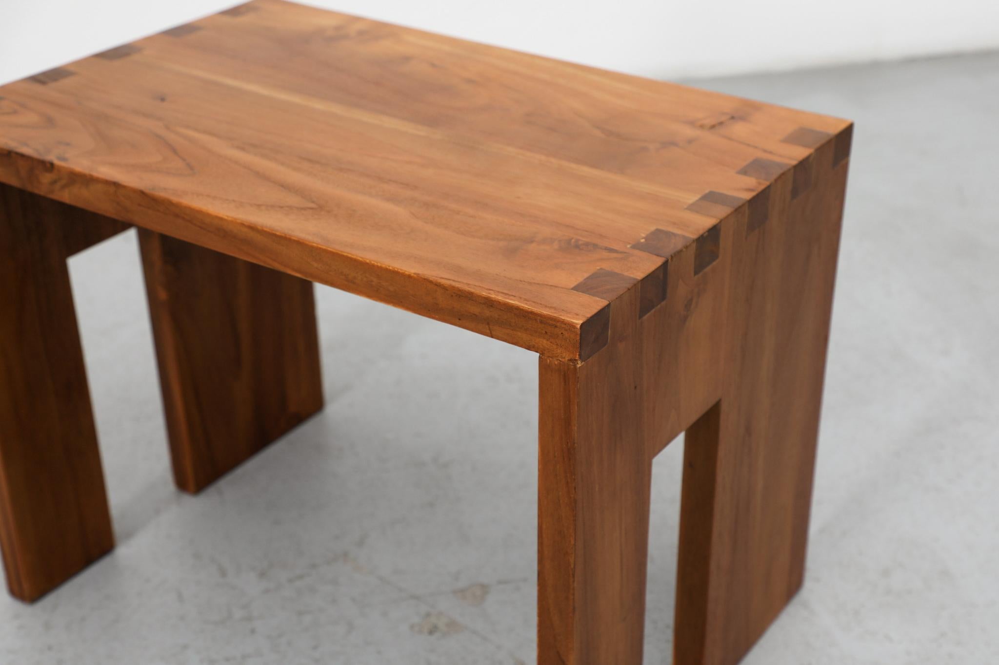 Mid-Century Modern Waterfall Beistelltisch mit gekerbten Beinen, Massivholz im Angebot 2