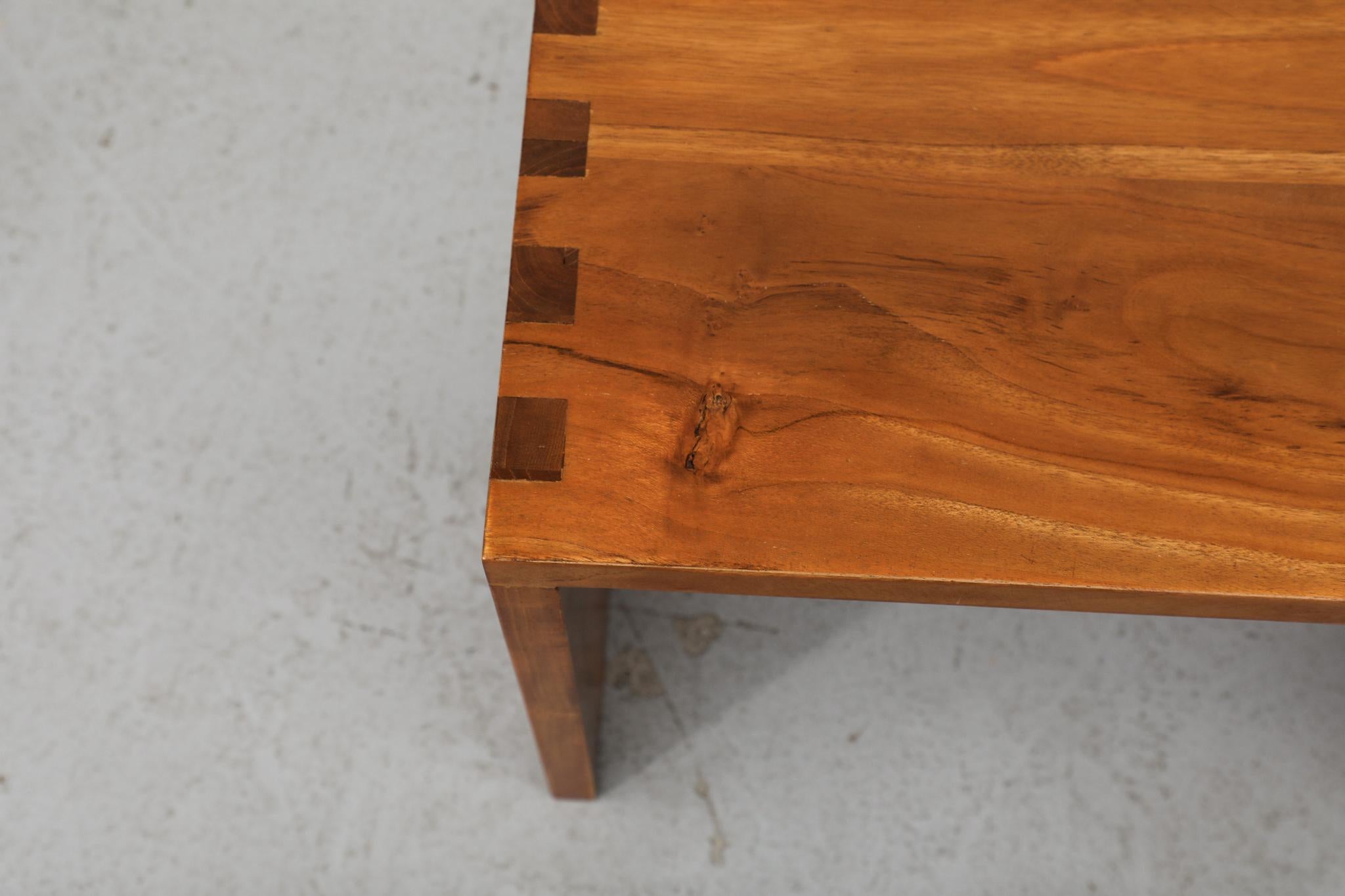 Mid-Century Modern Waterfall Beistelltisch mit gekerbten Beinen, Massivholz im Angebot 3
