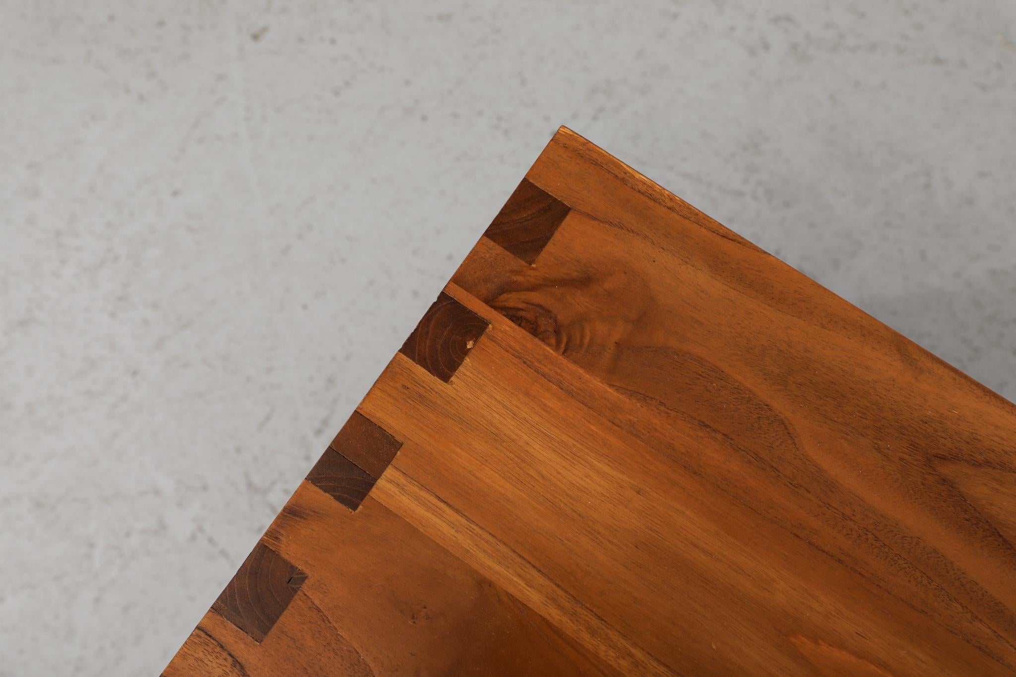 Mid-Century Modern Waterfall Beistelltisch mit gekerbten Beinen, Massivholz im Angebot 4