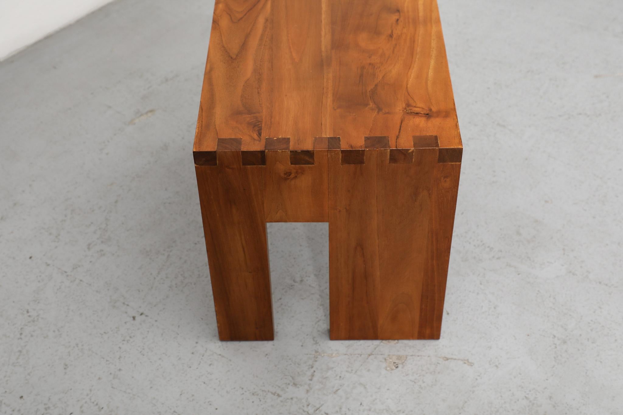 Mid-Century Modern Waterfall Beistelltisch mit gekerbten Beinen, Massivholz im Angebot 5