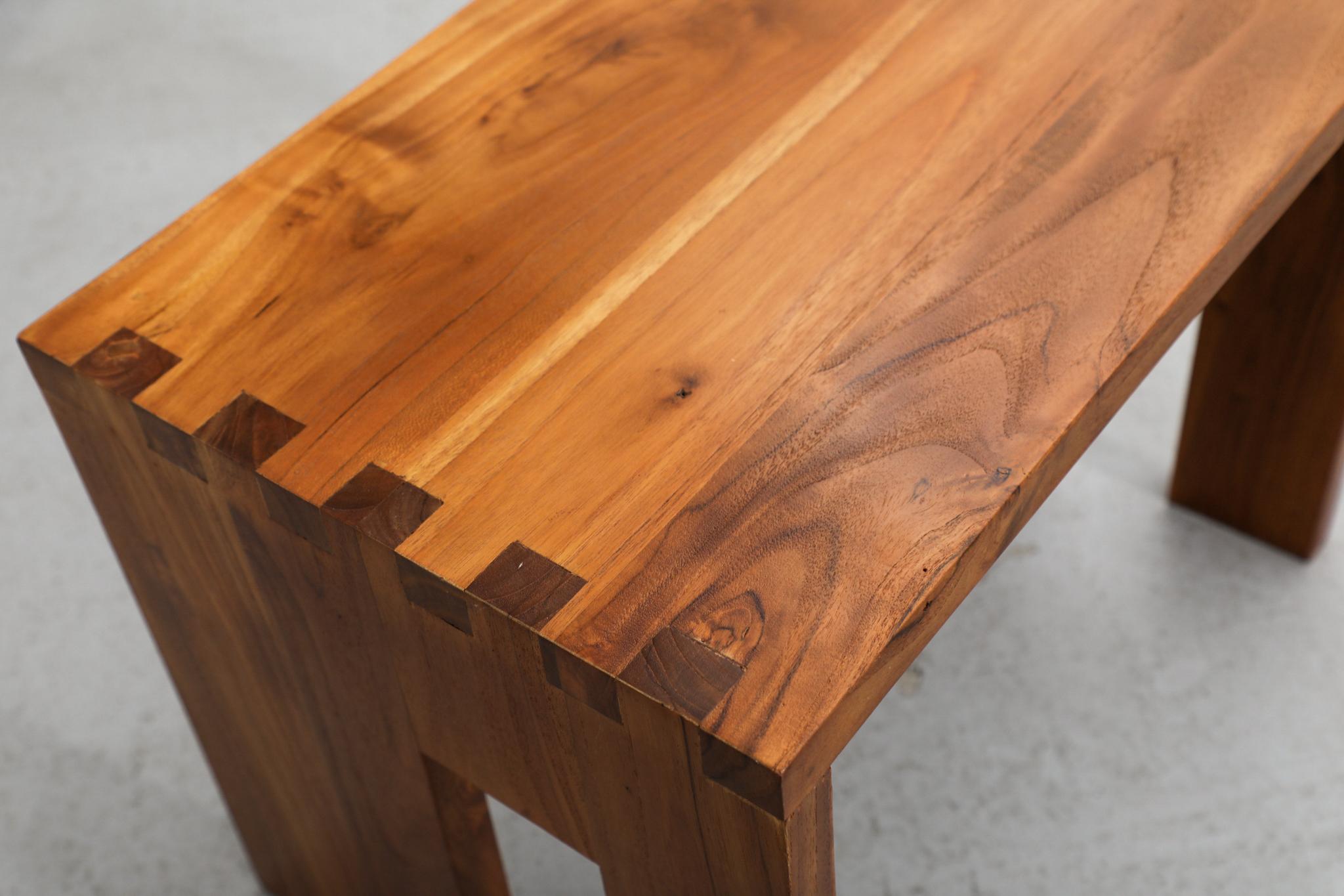 Mid-Century Modern Waterfall Beistelltisch mit gekerbten Beinen, Massivholz im Angebot 6