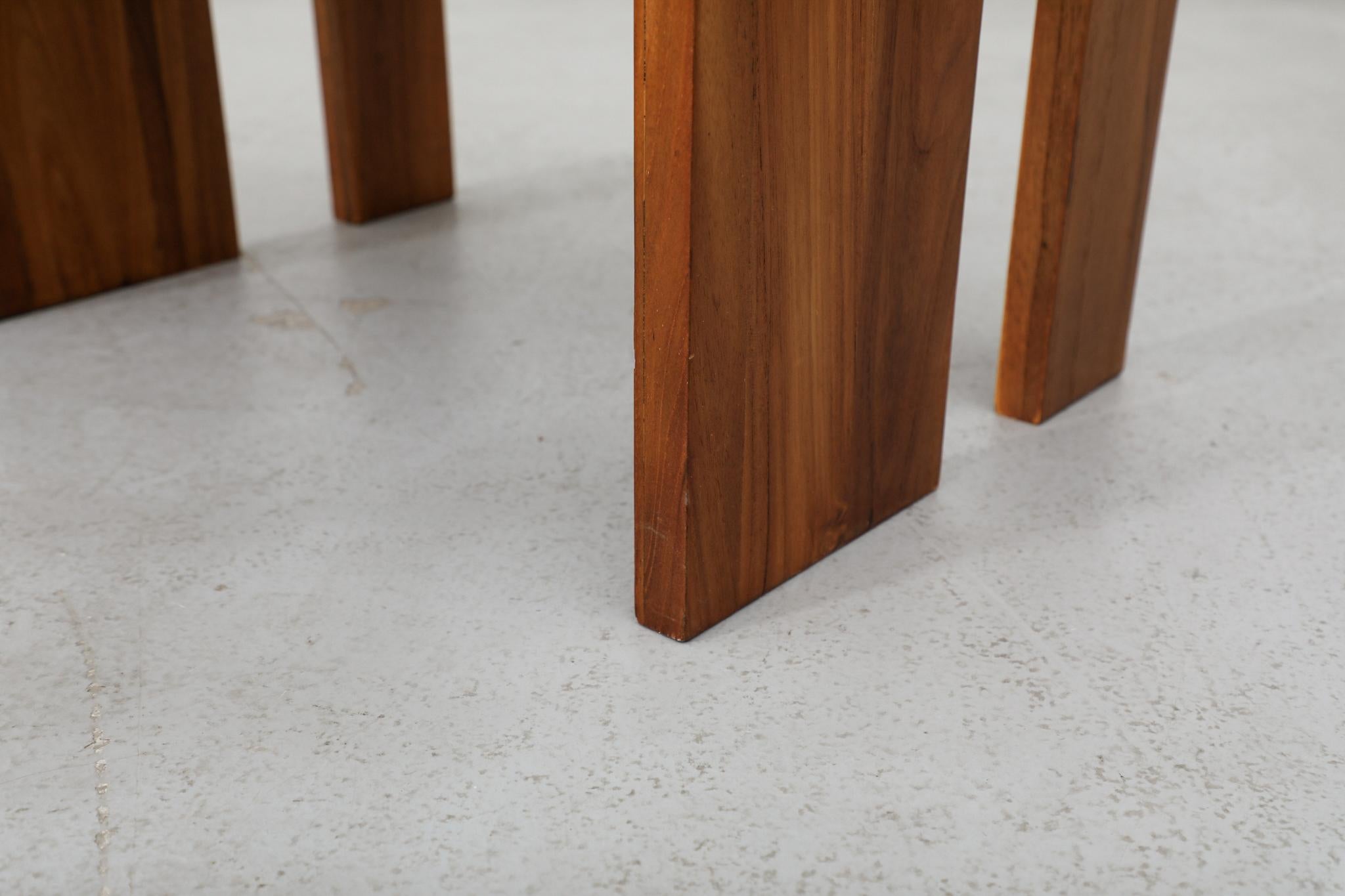 Mid-Century Modern Waterfall Beistelltisch mit gekerbten Beinen, Massivholz im Angebot 7