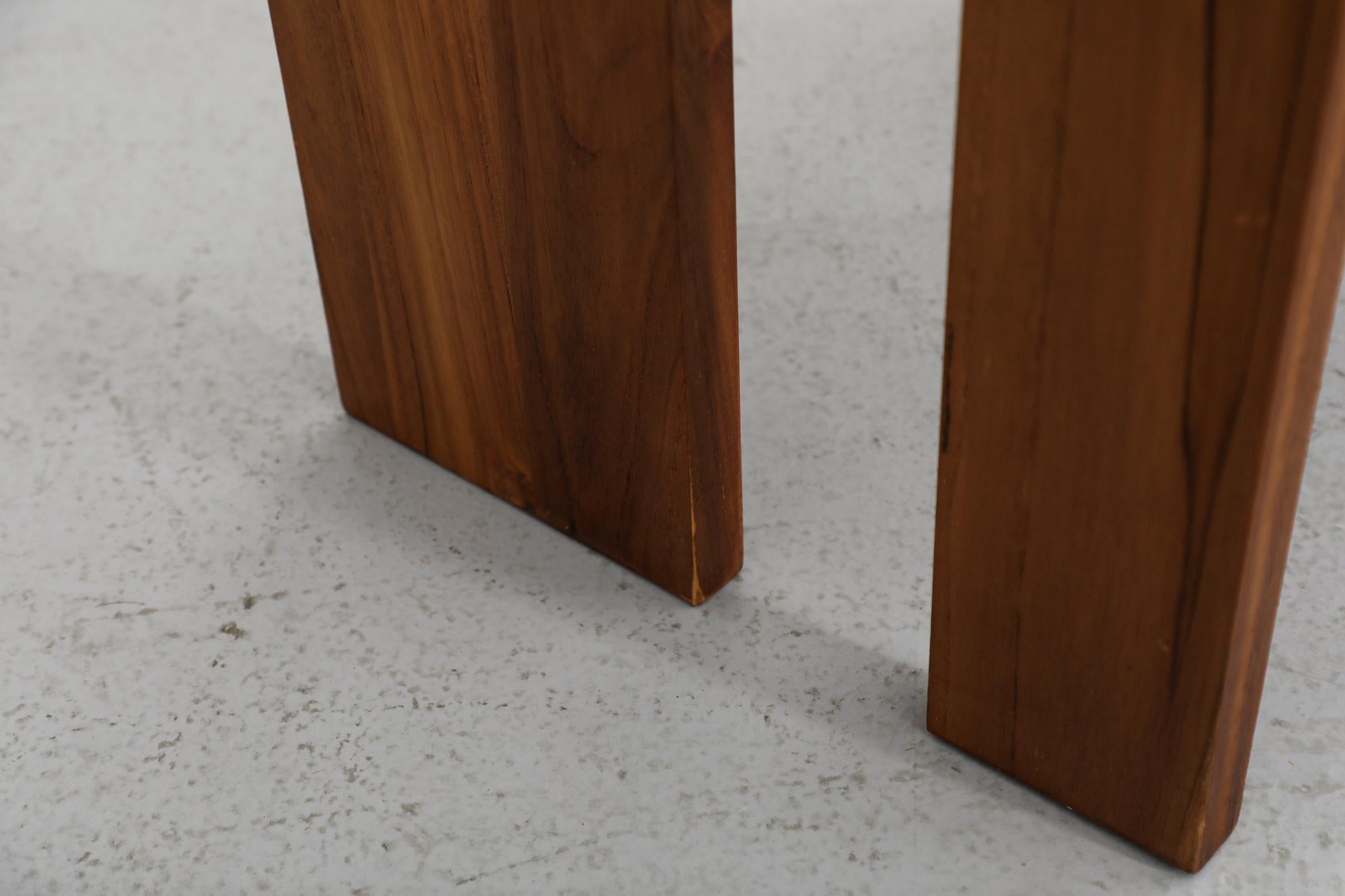 Mid-Century Modern Waterfall Beistelltisch mit gekerbten Beinen, Massivholz im Angebot 8